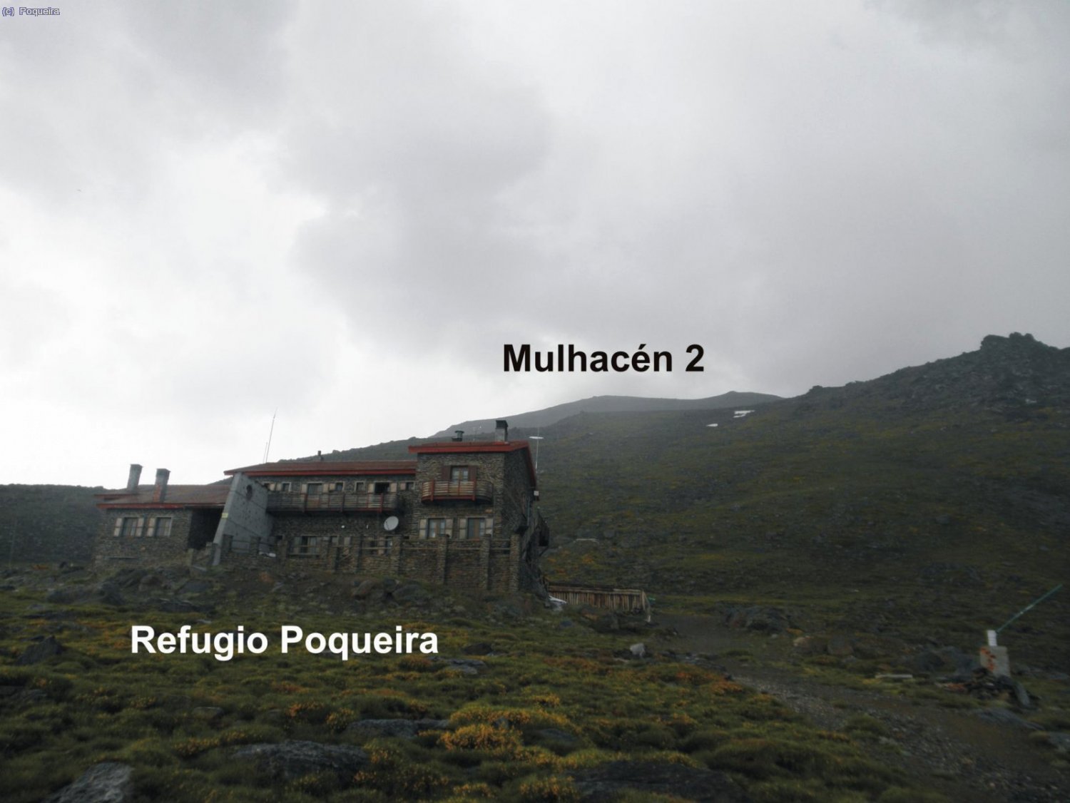 Refugio Poqueira y Ladera SW del Mulhac&eacute;n detr&aacute;s
