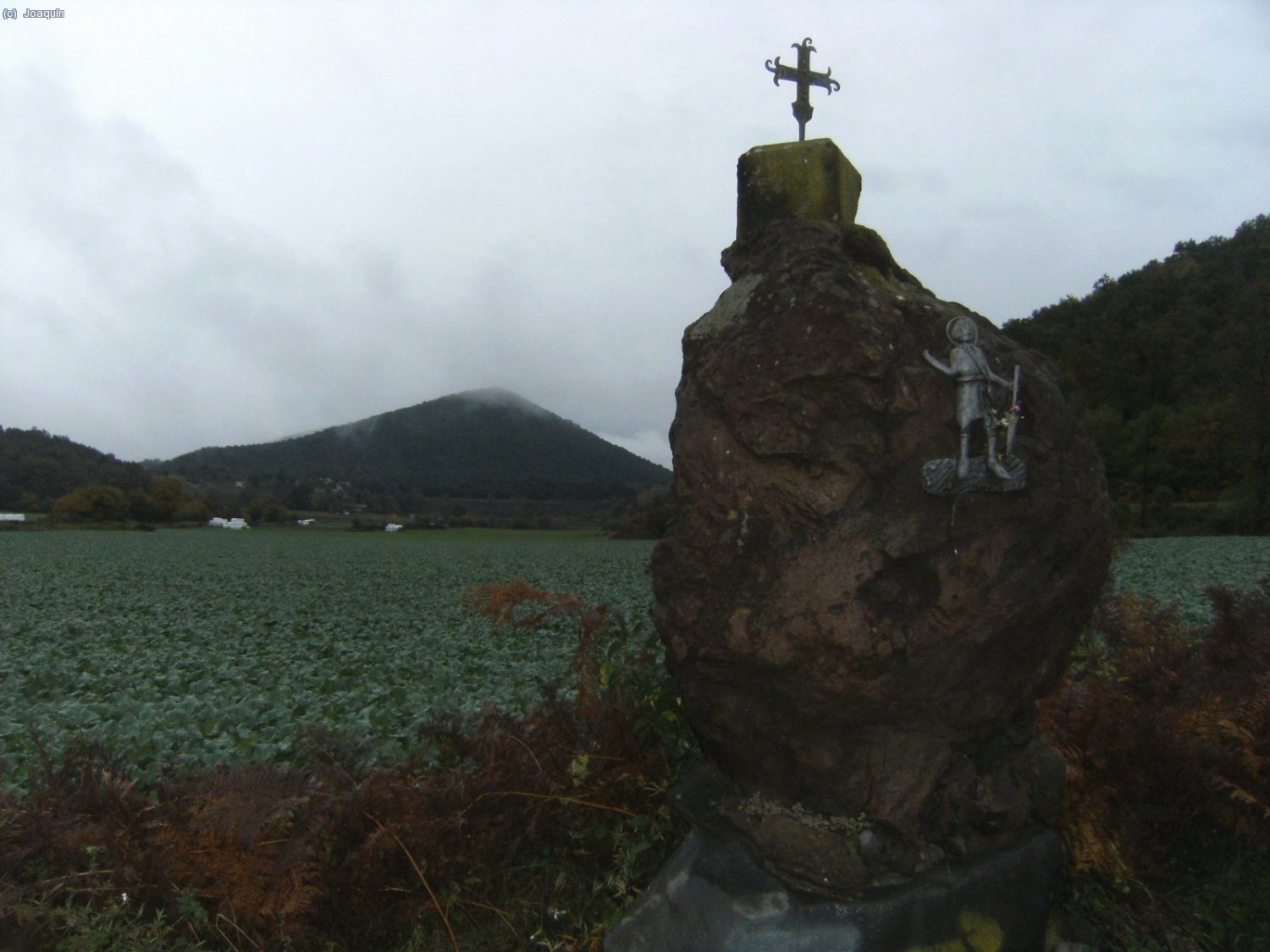 Al fondo el Volc&aacute;n El Croscat y monumento al peregrino.