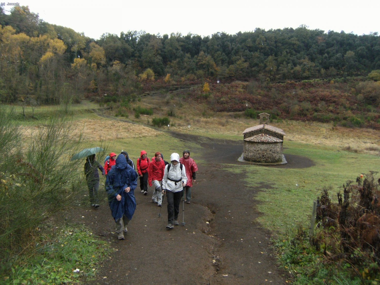 Saliendo del cr&aacute;ter y ermita del Volc&aacute;n de Santa Margarida