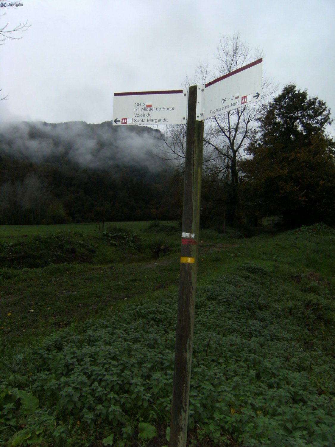 Cartel se&ntilde;alizador camino de Sant Miquel de Sacot.