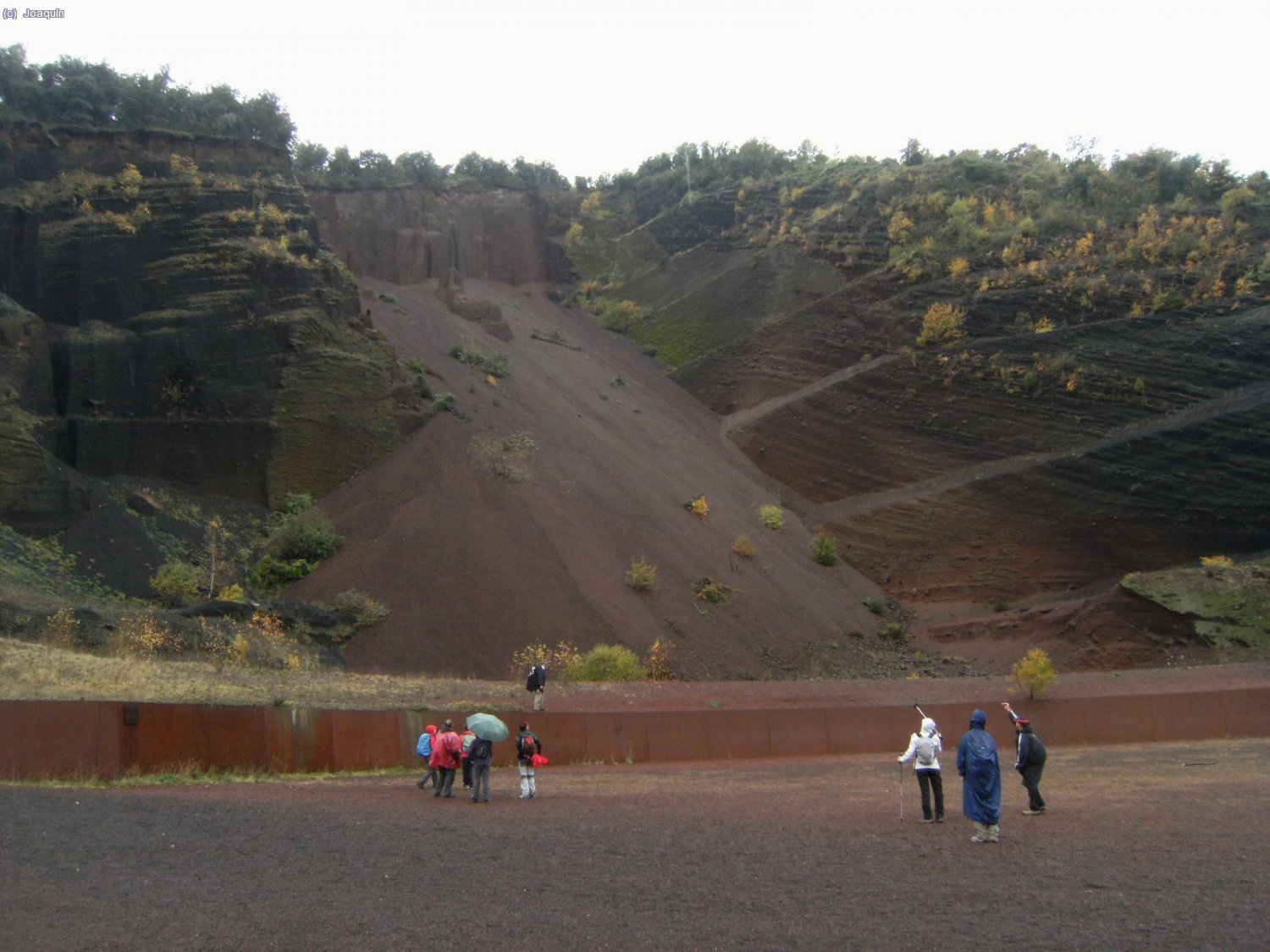 Cantera cerrada del Volc&aacute;n El Croscat. El enorme tajo en el volc&aacute;n.