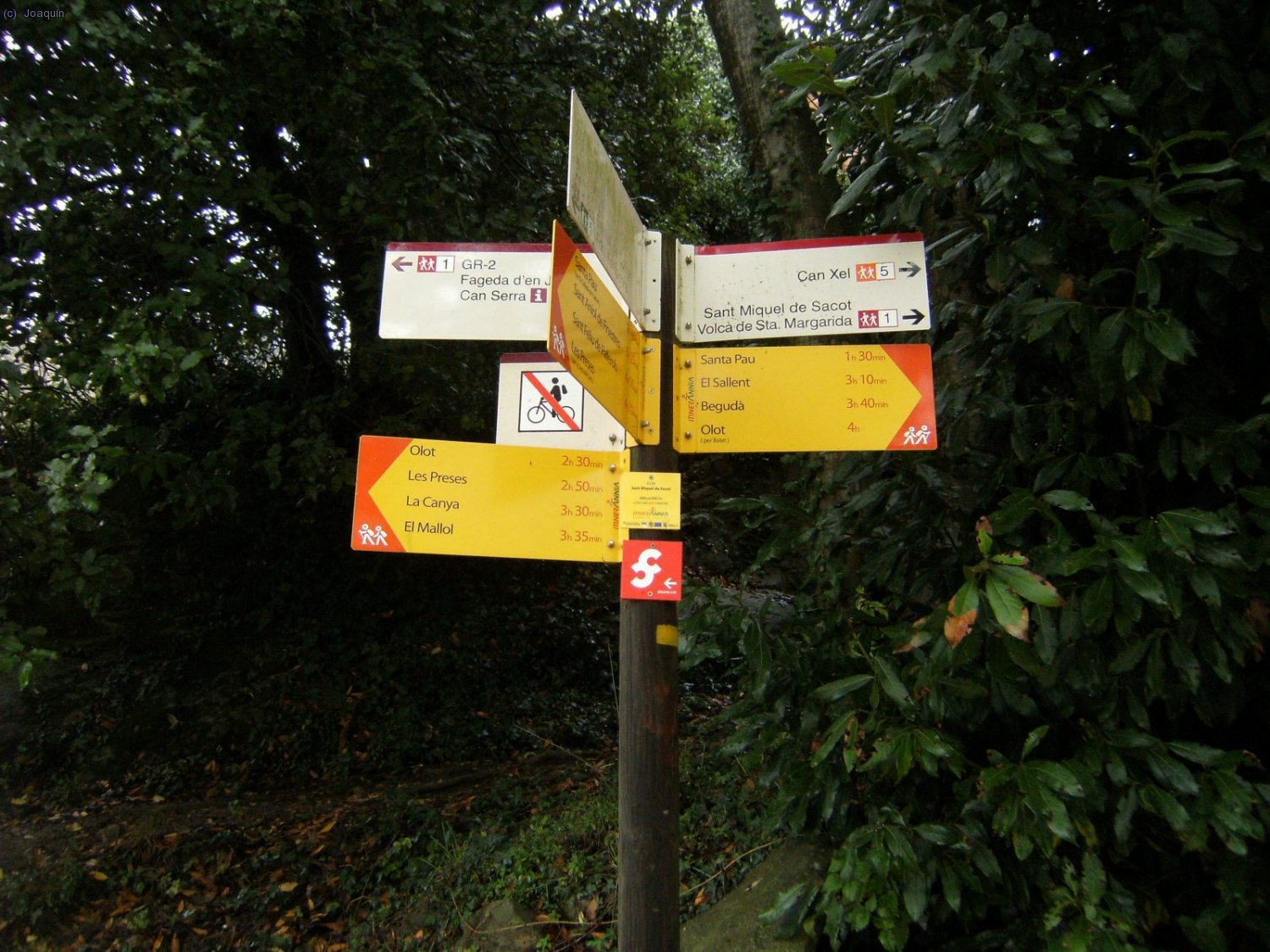 Carteles se&ntilde;alizadores cerca de Sant Miquel de Sacot.