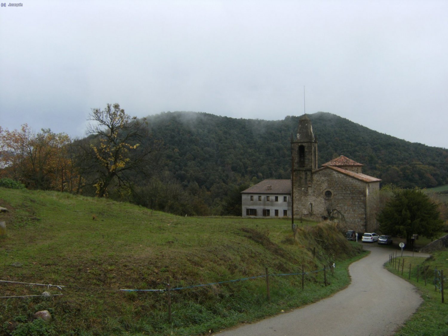 Sant Miquel de Sacot y detr&aacute;s el Volc&aacute;n de Santa Margarida