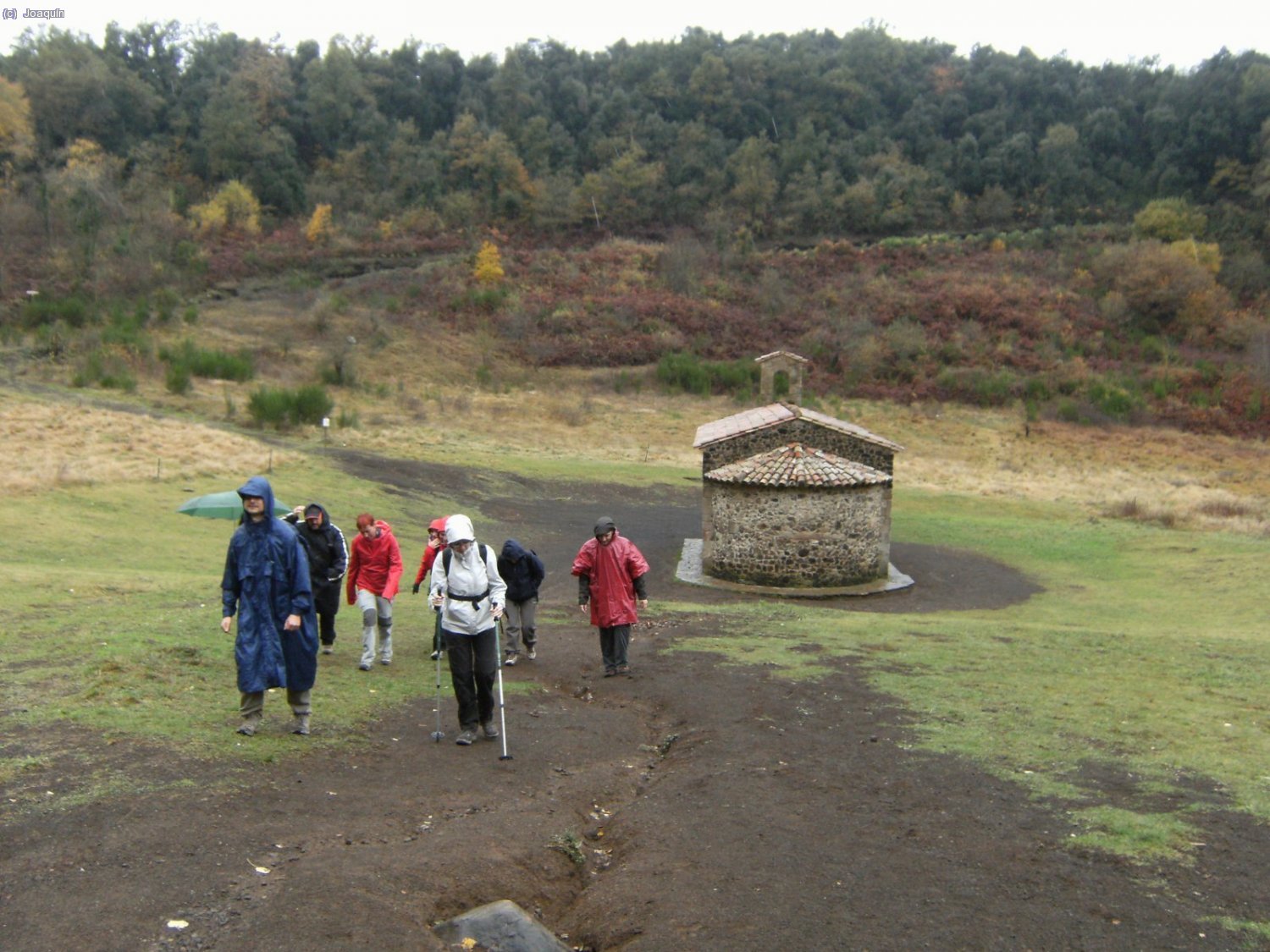 Saliendo del cr&aacute;ter y ermita del Volc&aacute;n de Santa Margarida