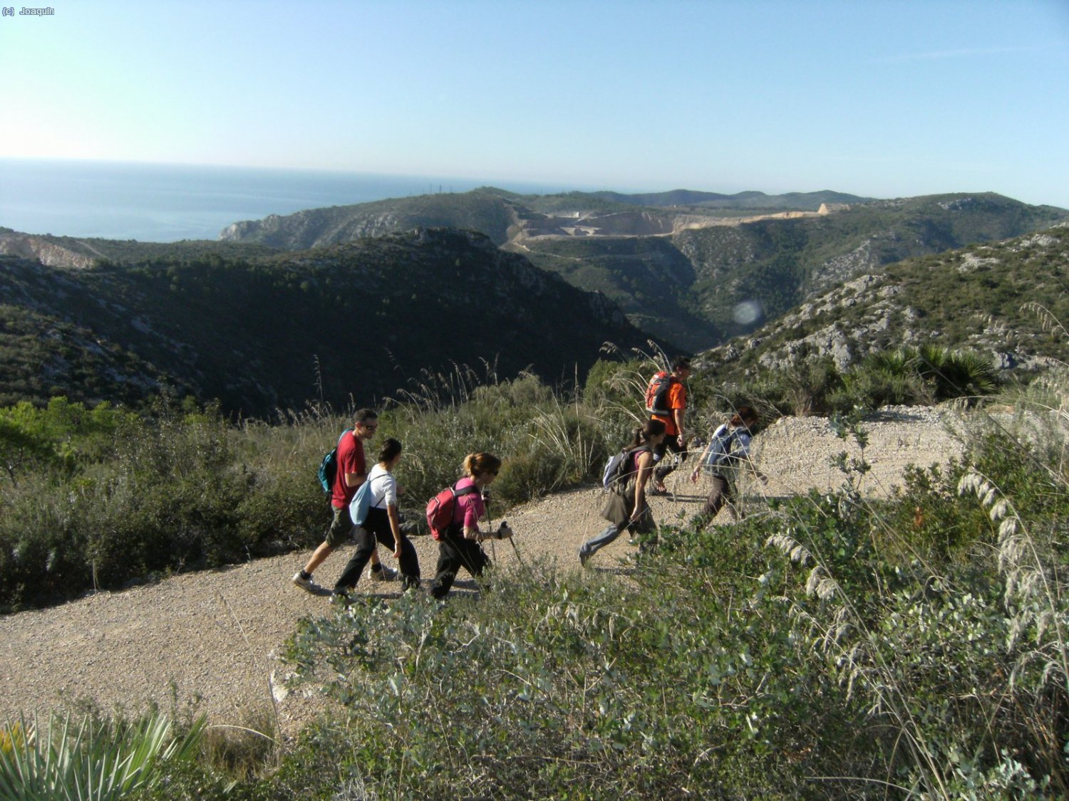 Al fondo queda la Cantera de Iber&aacute;ridos, en la Serra de La Coma Roja.