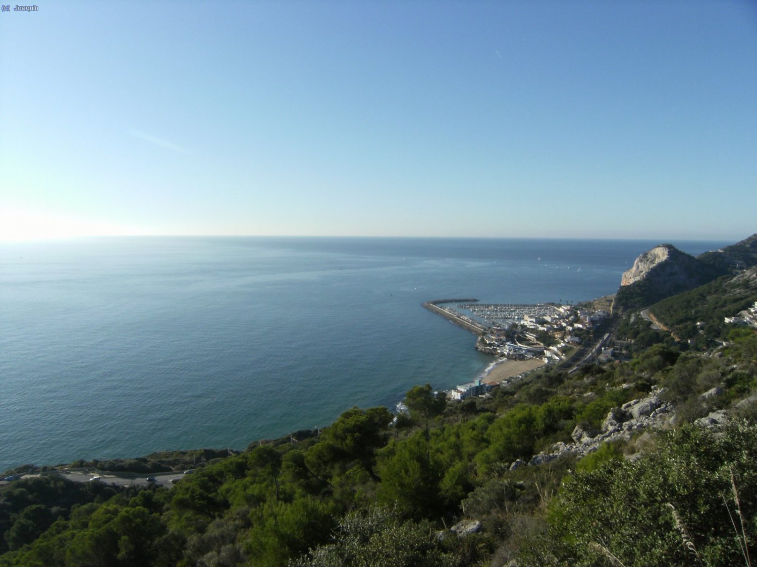 El horizonte con el tranquilo mar y abajo El Garraf