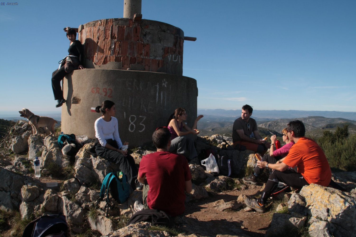 Almorzando en al cumbre de La Morella (foto: Paco Fern&aacute;ndez)