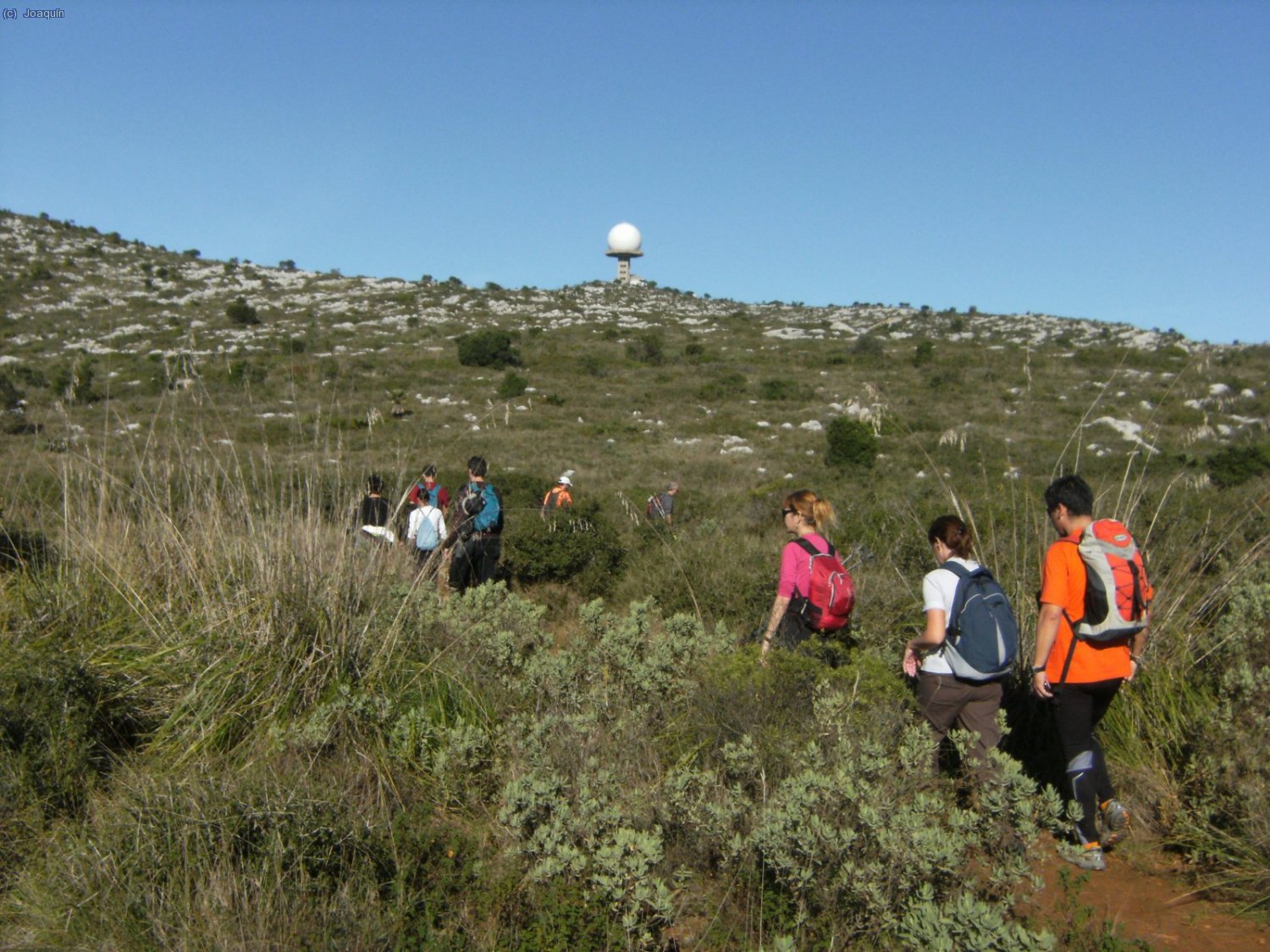 Siguiendo por Campgr&agrave;s, delante el radar de las antenas