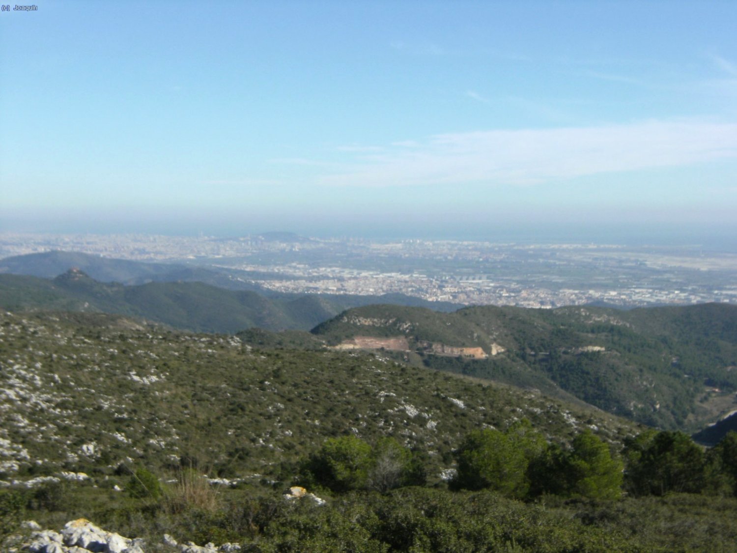 Vistas hac&iacute;a el Baix Llobregat y Barcelona desde La Morella