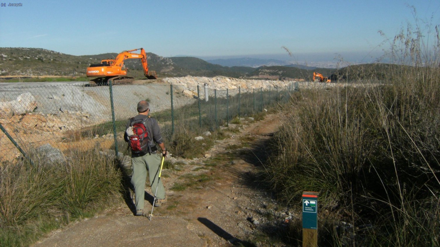 Eduard pasando junto al Abocador del Garraf (basurero)