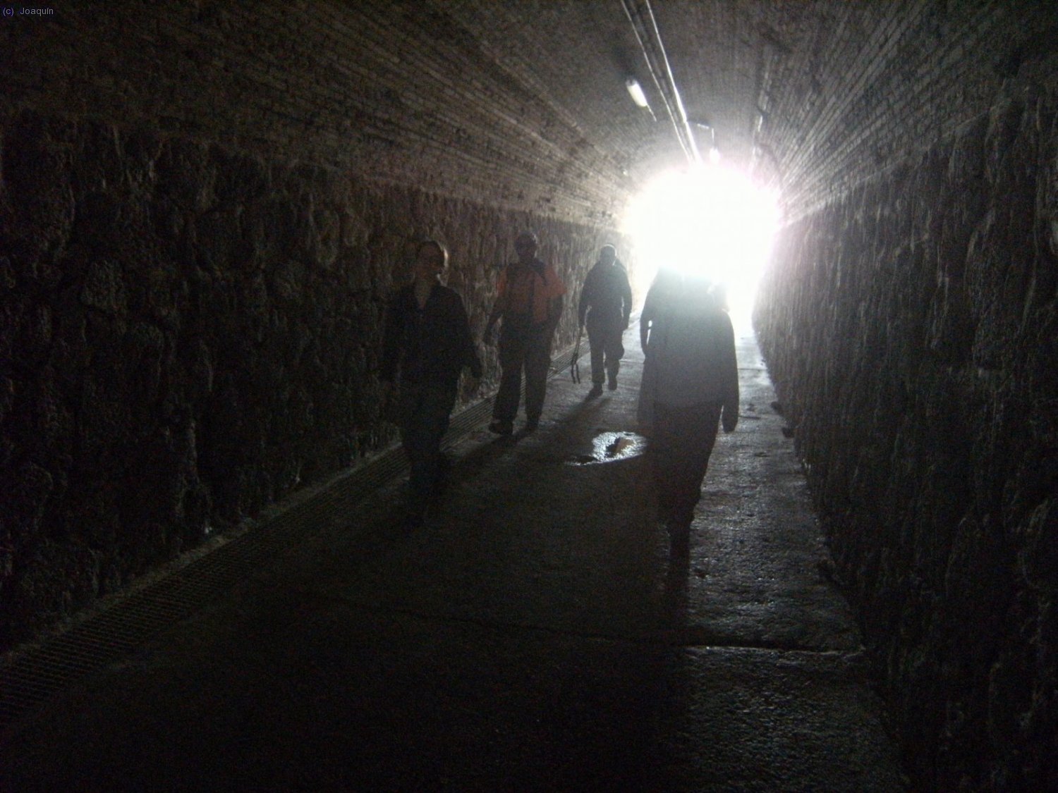 T&uacute;nel bajo la v&iacute;a del tren.