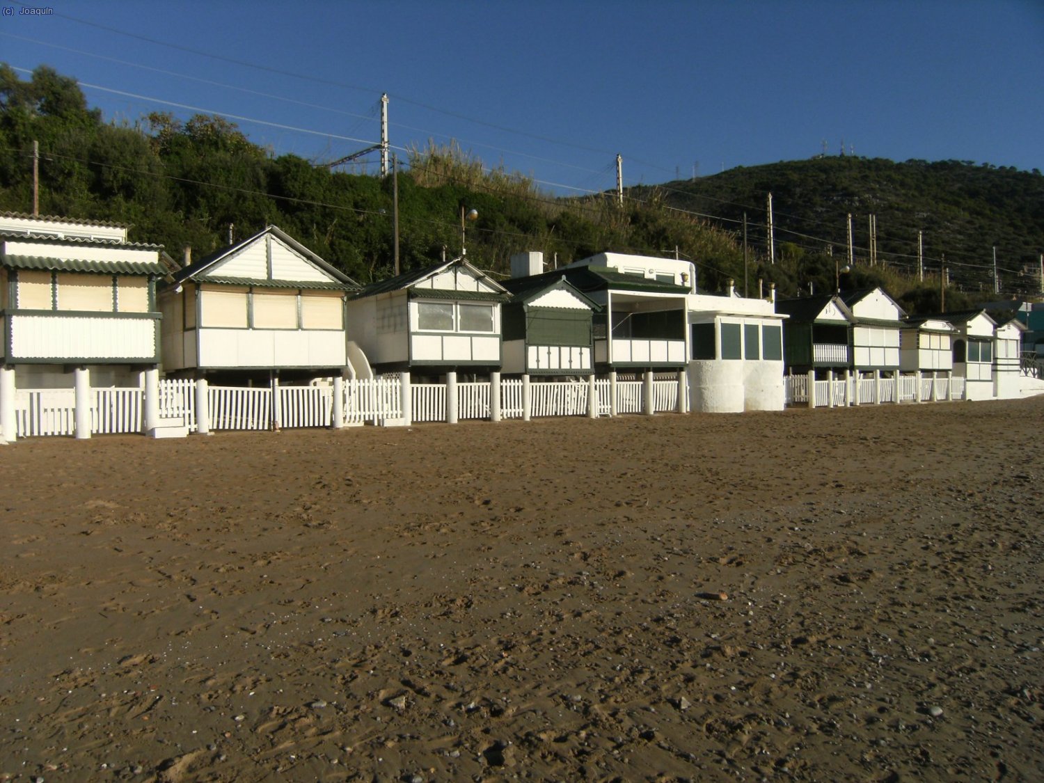 Playa del Garraf con sus t&iacute;picas casitas