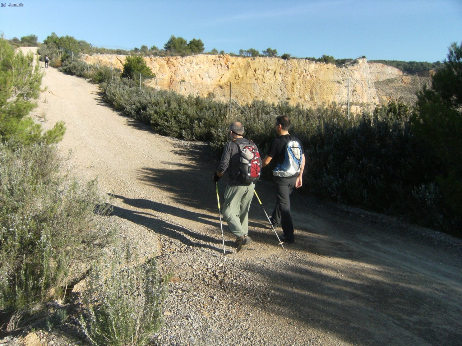 Camino junto a la Cantera de &Aacute;ridos Calizos