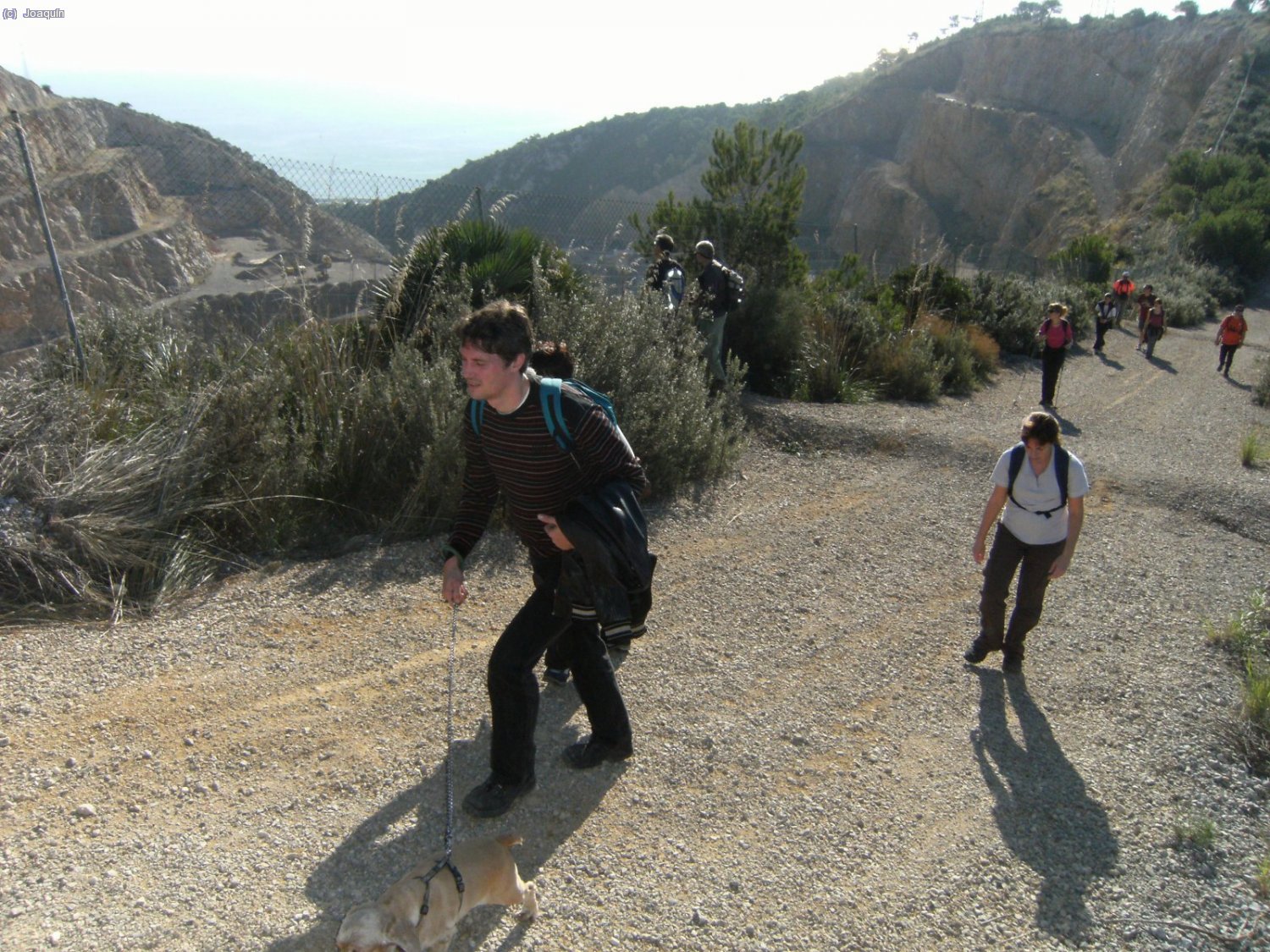 Camino junto a la Cantera de &Aacute;ridos Calizos