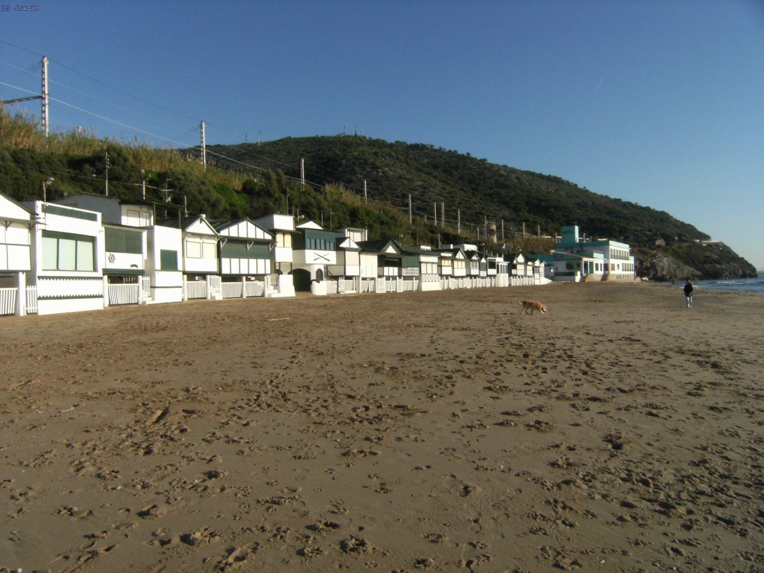 Playa del Garraf con sus t&iacute;picas casitas