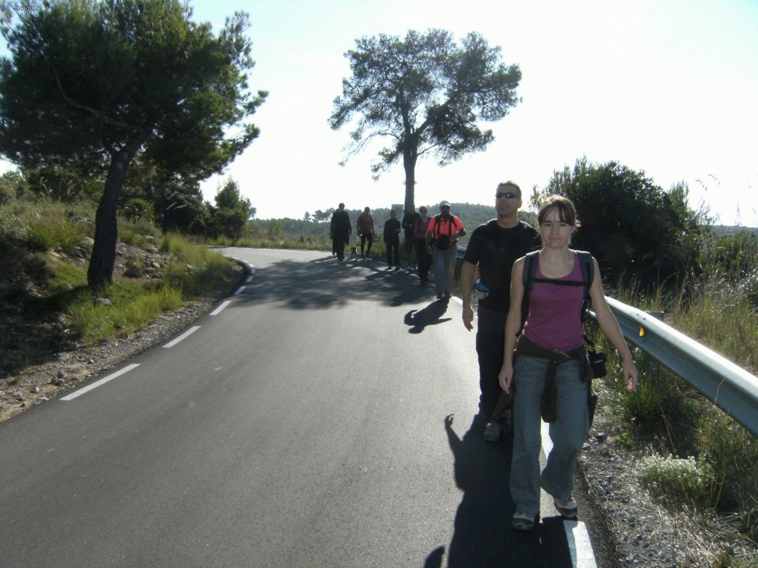Delante Raquel en la carretera hac&iacute;a el Pla d