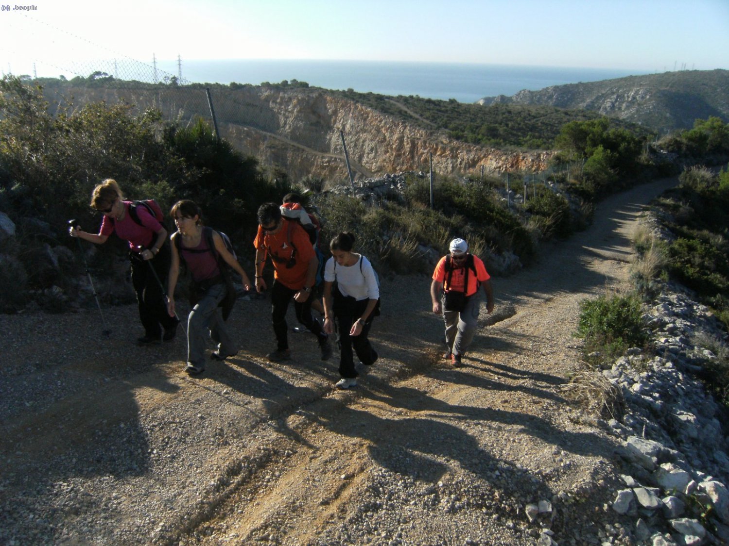 Camino junto a la Cantera de &Aacute;ridos Calizos. Se empina el camino.