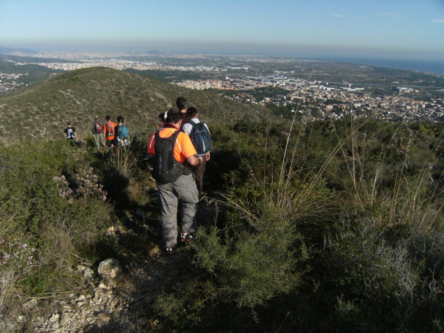 Bajando de la Pleta del Cervol, Castelldefels a la derecha