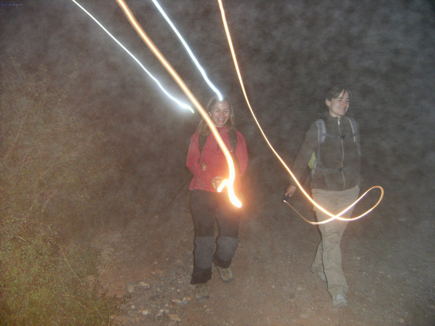 Xenia y Raquel entre la magia de luces en la noche