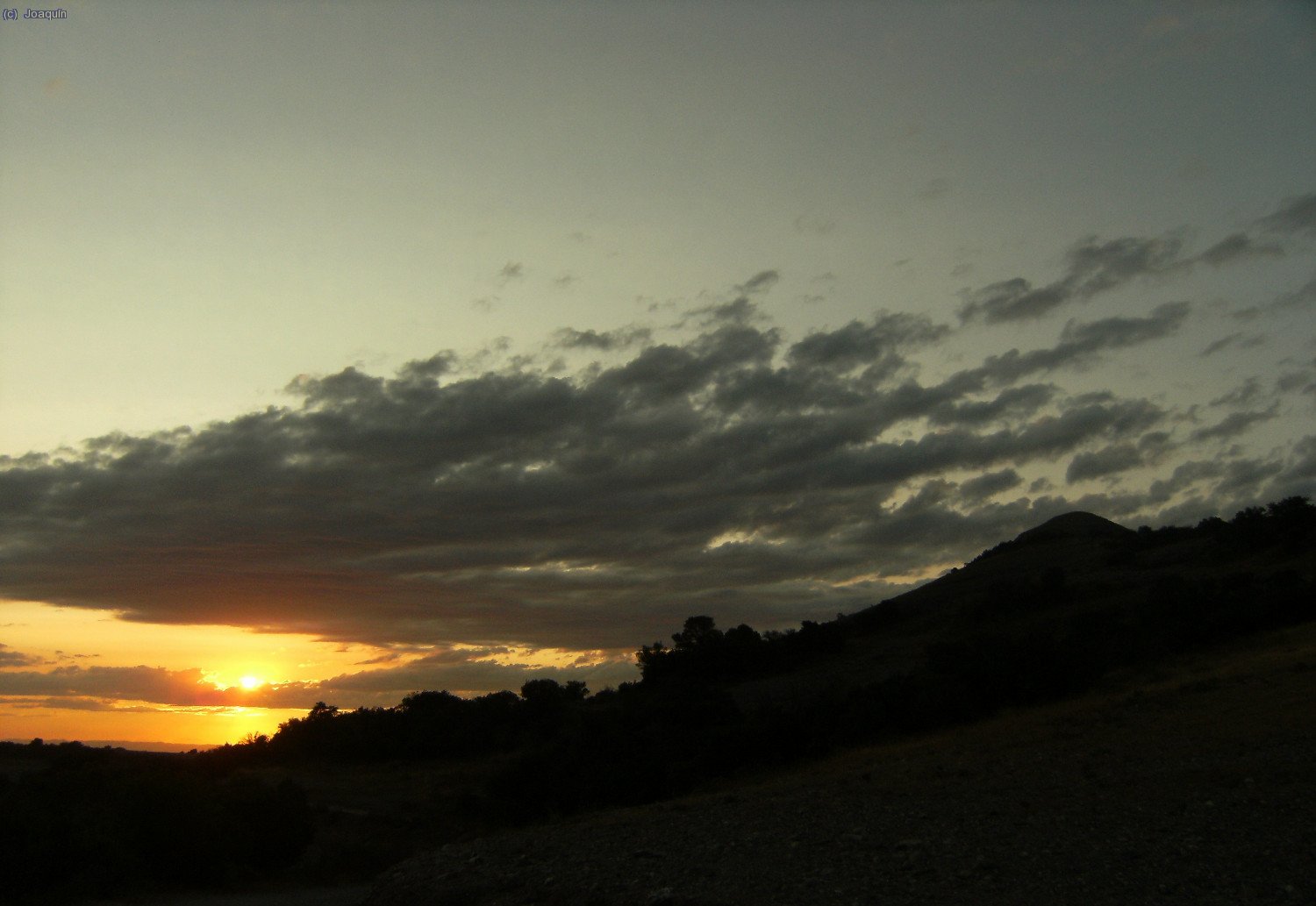 Atardeciendo. El Montcau a la derecha.