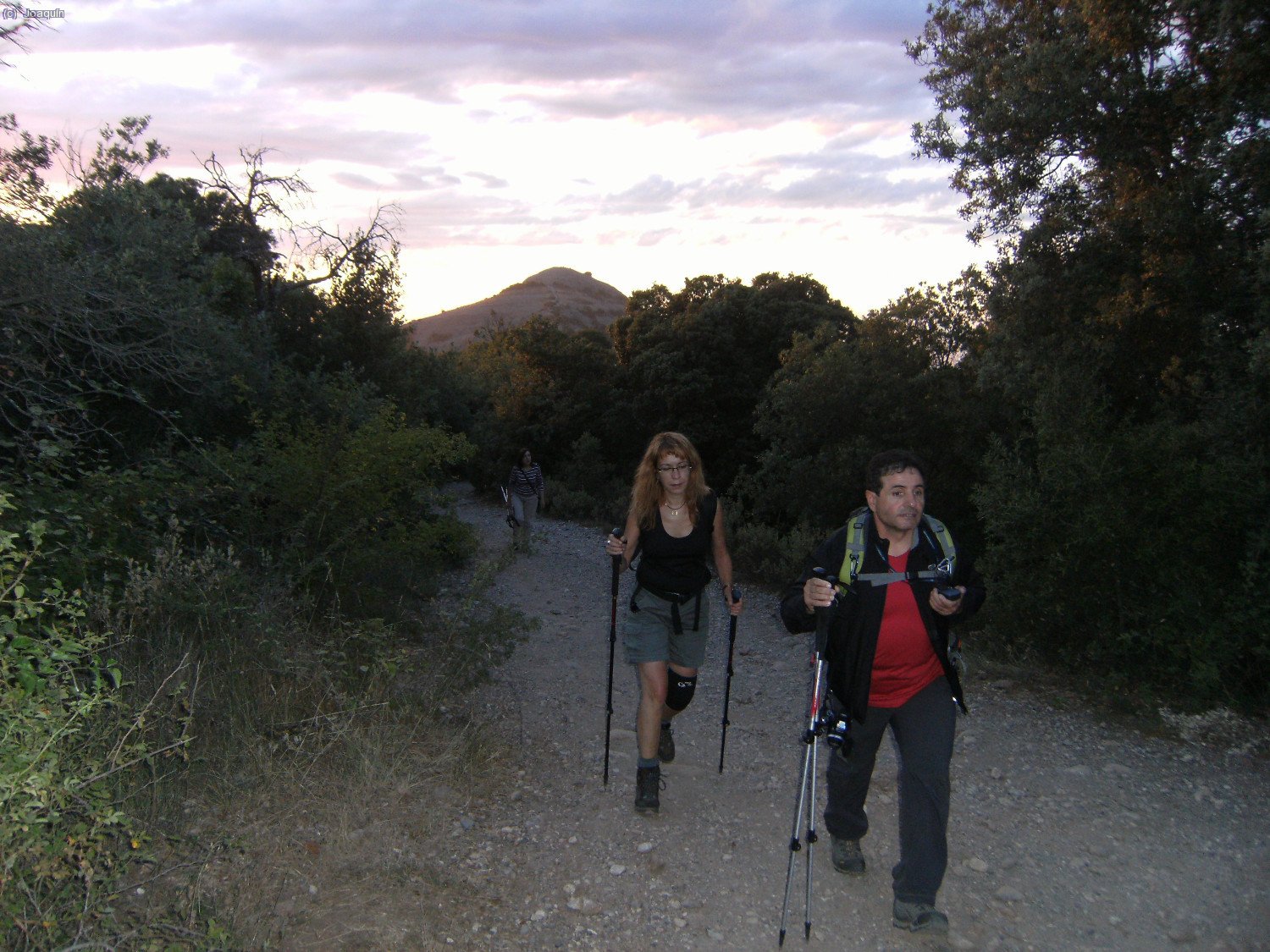 Camino de La Mola, atr&aacute;s queda el Montcau.