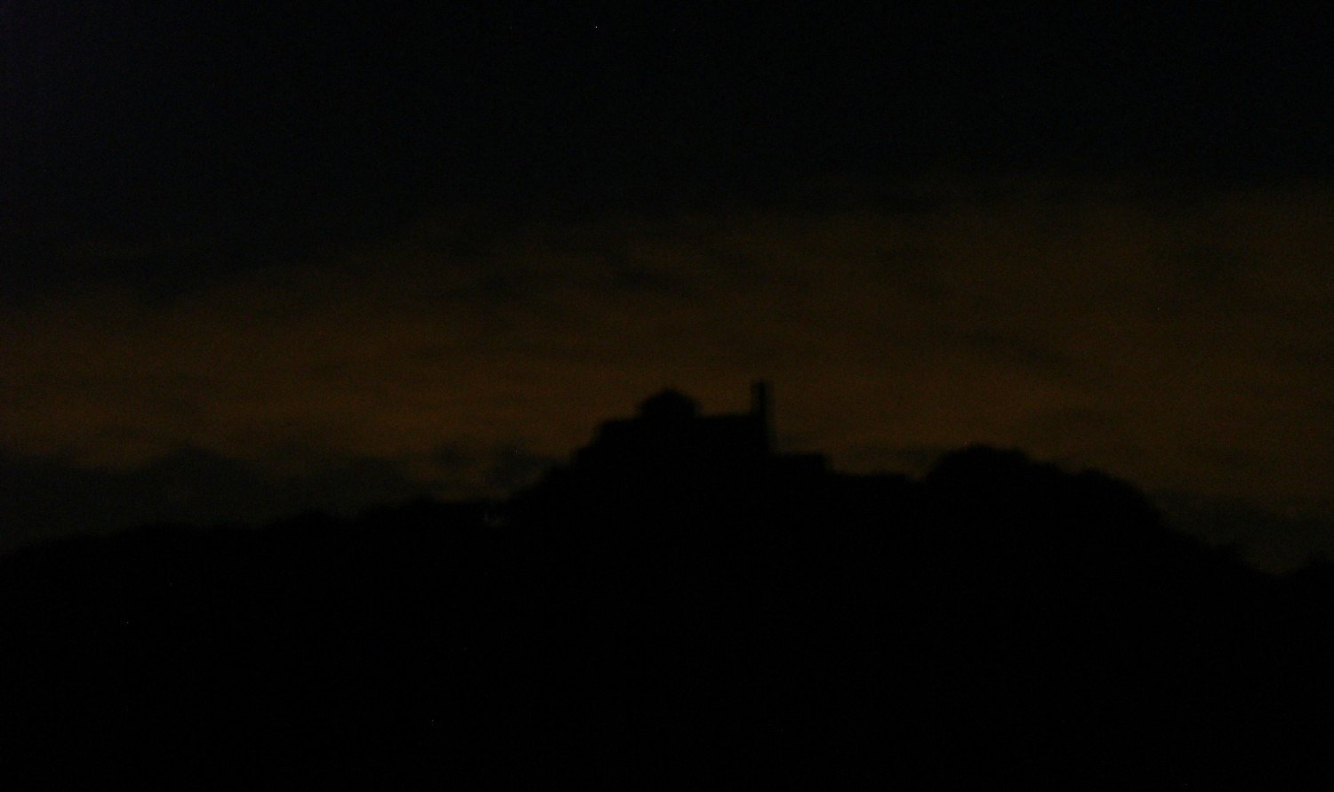 Fantasmag&oacute;rica visi&oacute;n del Monasterio en la cima de La Mola