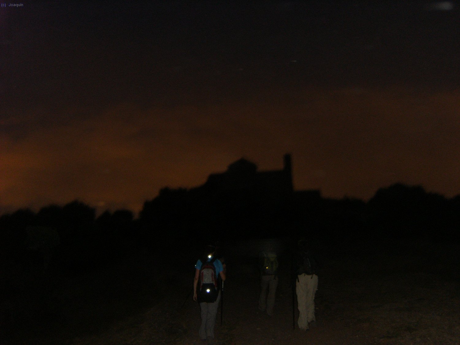 Fantasmag&oacute;rica visi&oacute;n del Monasterio en la cima de La Mola