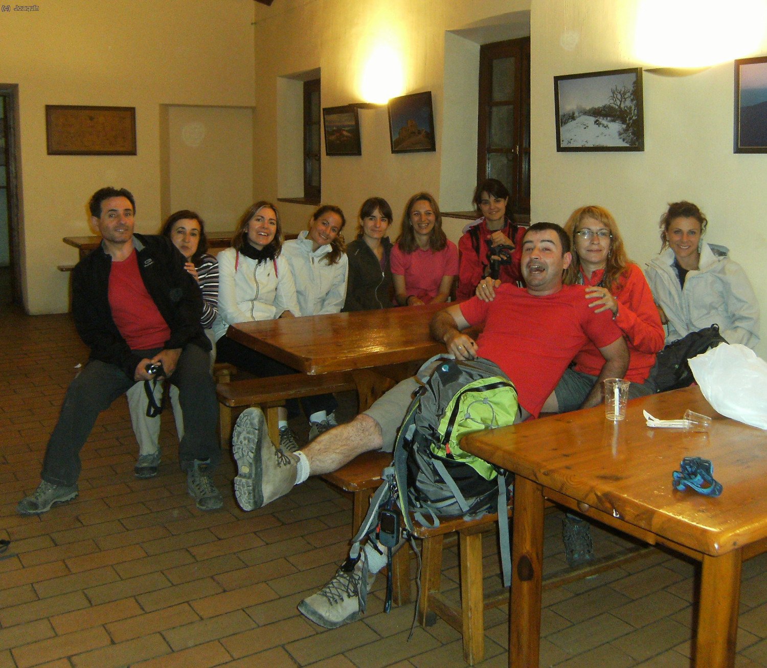 Foto de grupo en el bar del monasterio