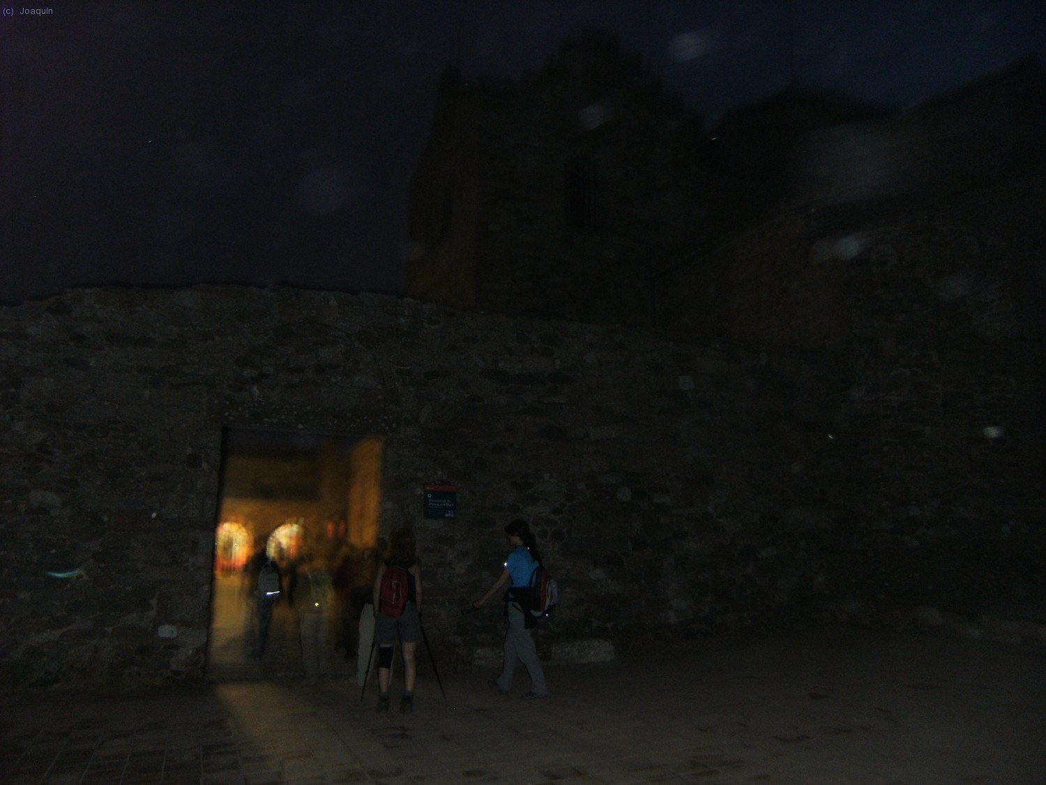 Cima de La Mola. Entrando al Monasterio de Sant Lloren&ccedil; del Munt