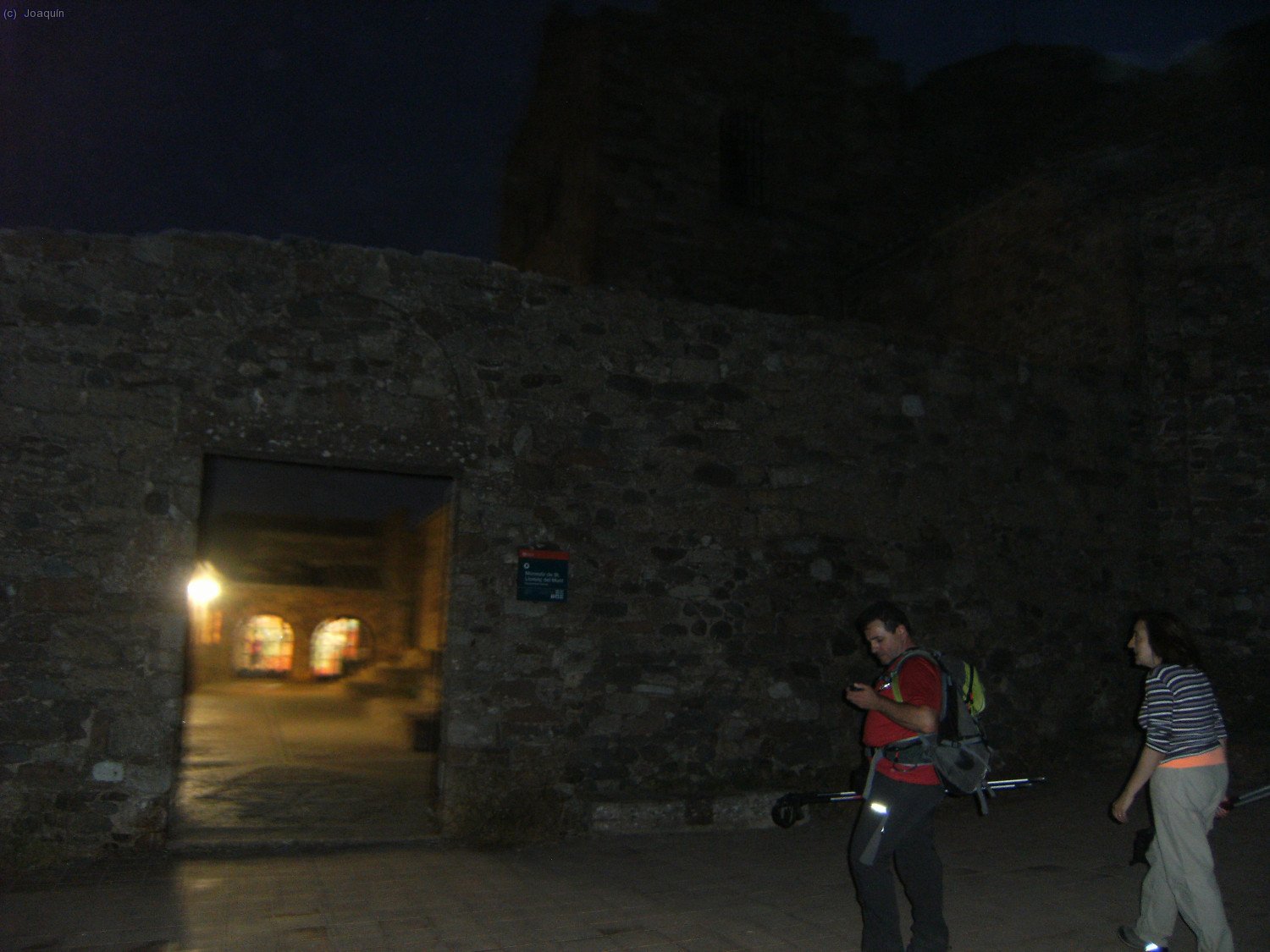 Kike y Ana en la cima de La Mola. Entrando al Monasterio de Sant Lloren&ccedil; del Munt.