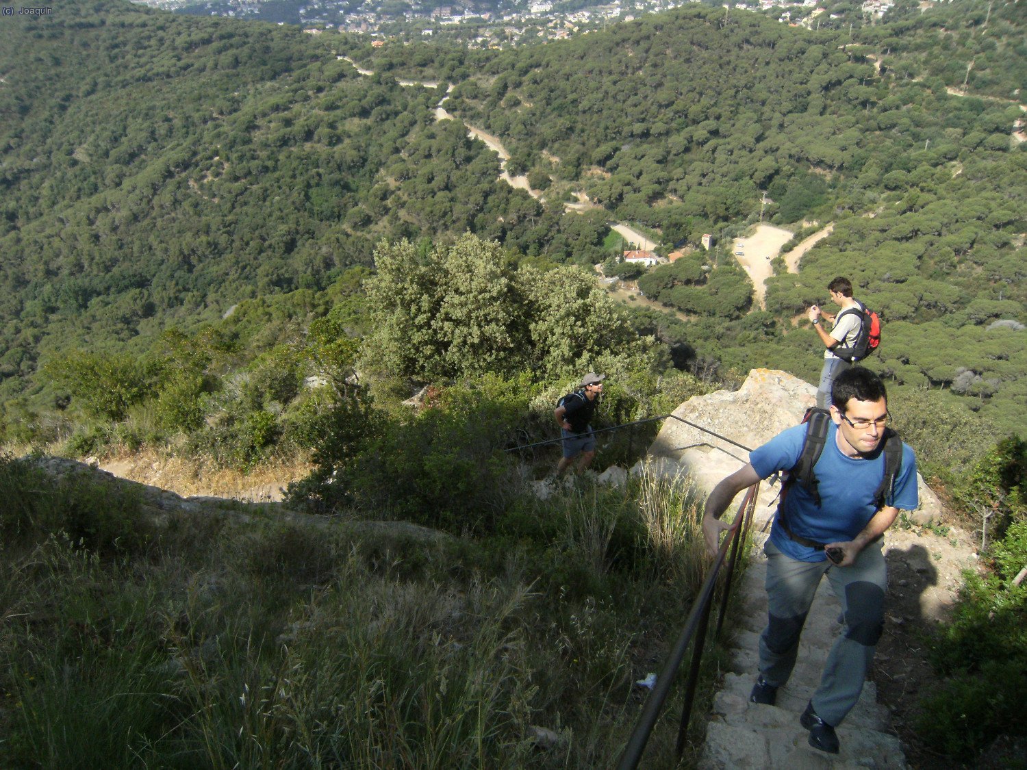 Dani subiendo las escaleras al Castell de Burriac