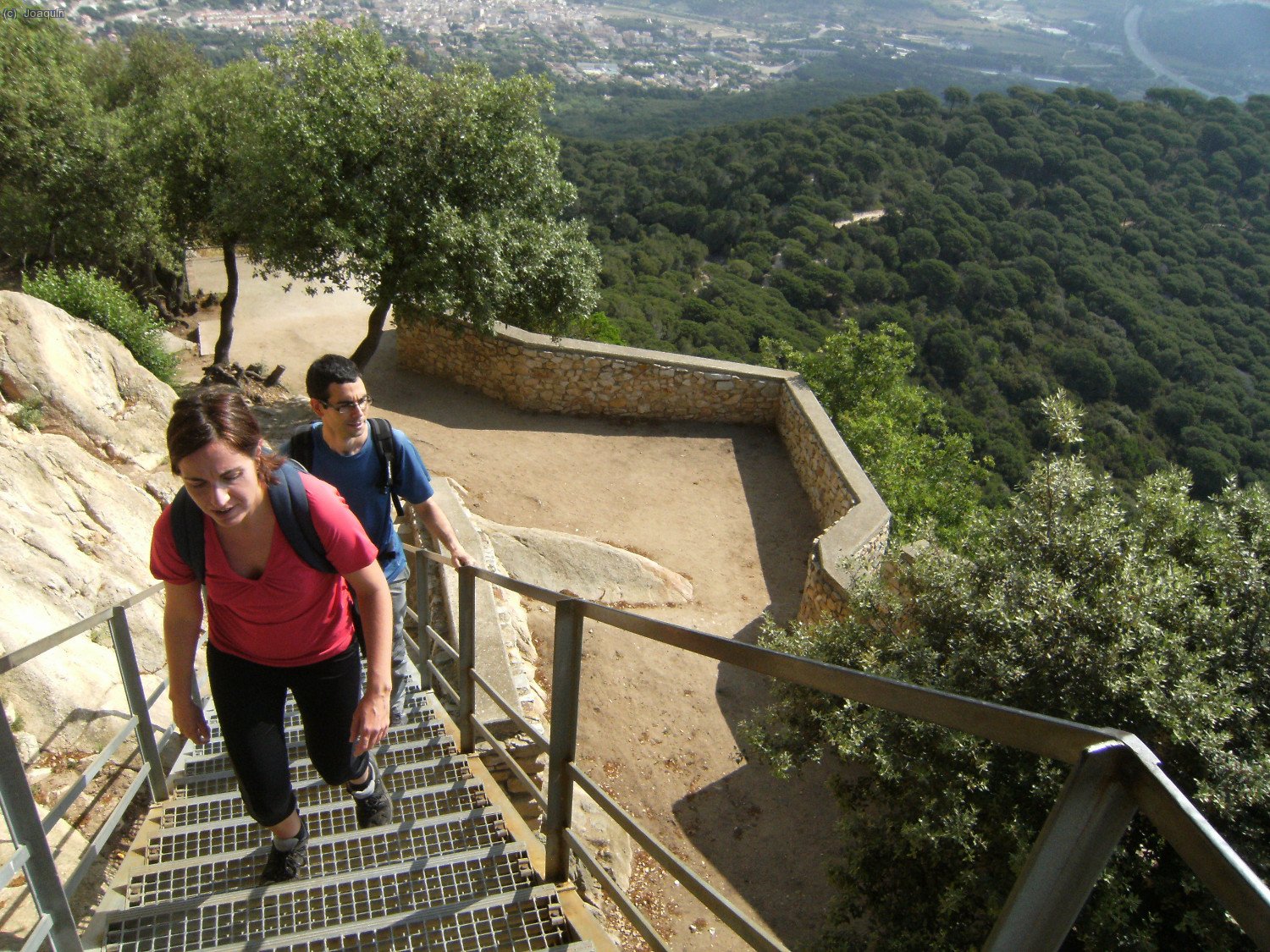 Sonia subiendo las escaleras del Castell de Burriac