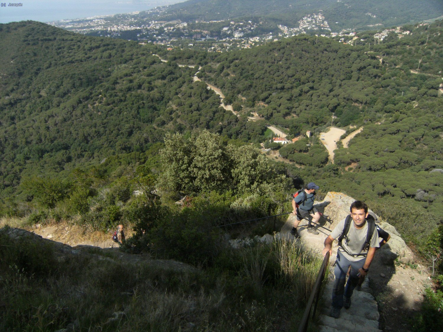Xavi subiendo las escaleras al Castell de Burriac