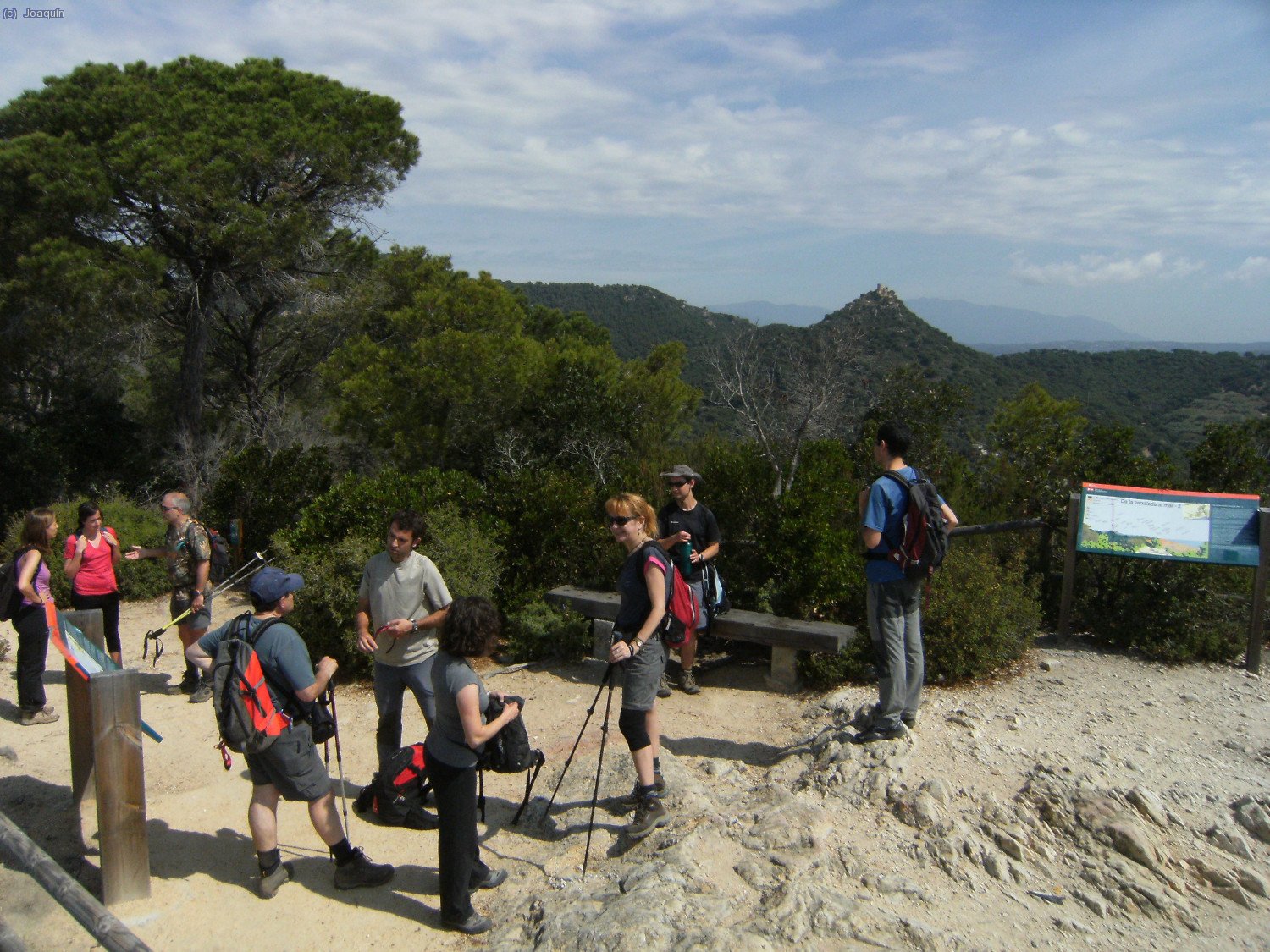 En el Montcabrer, al fondo el Castell de Burriac