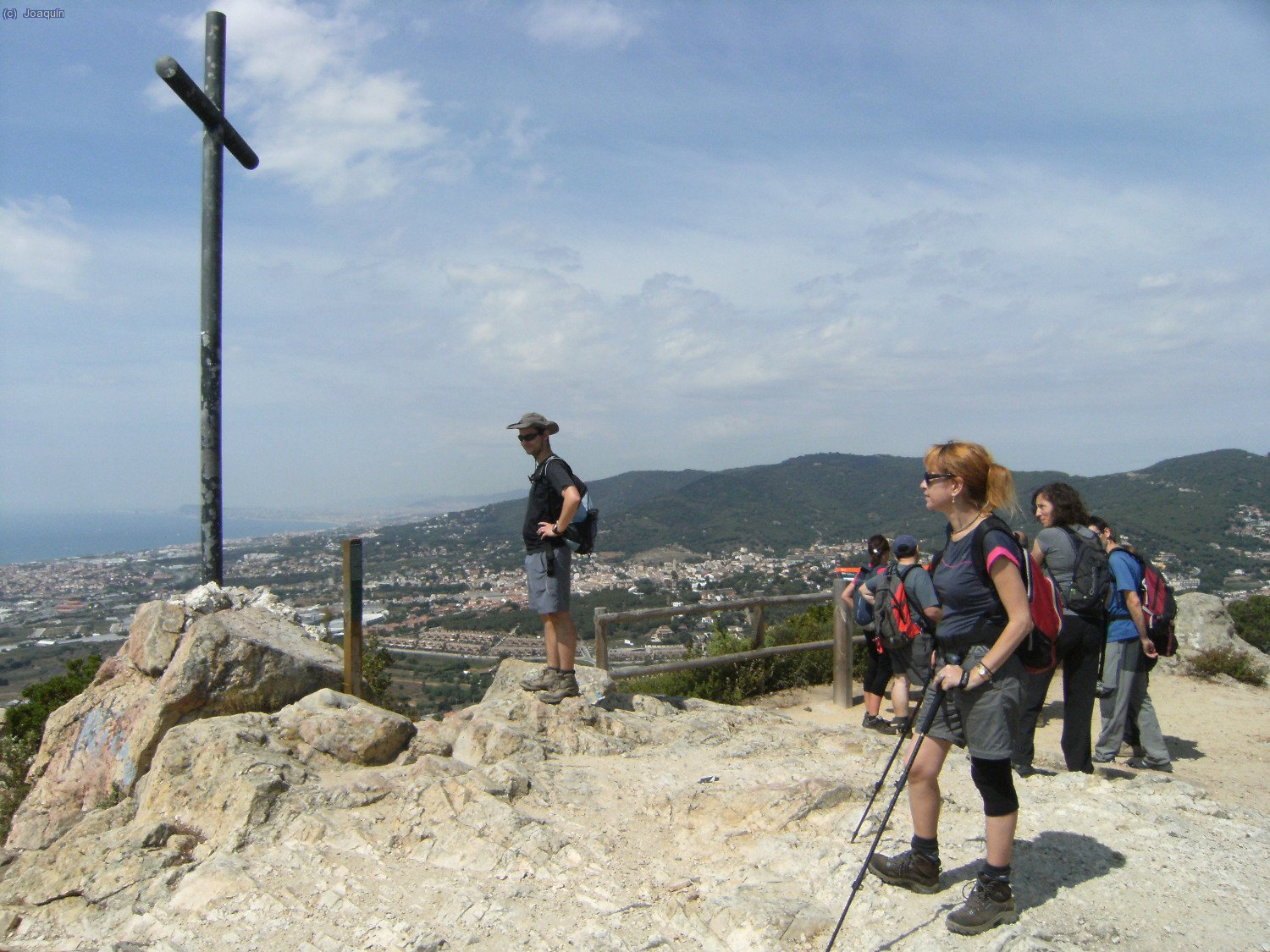 El grupo junto a la Creu del Montcabrer