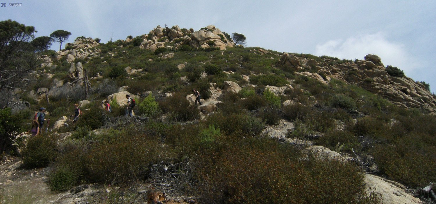 Arriba queda el Montcabrer, a la derecha la Cova de Les Bones Dones