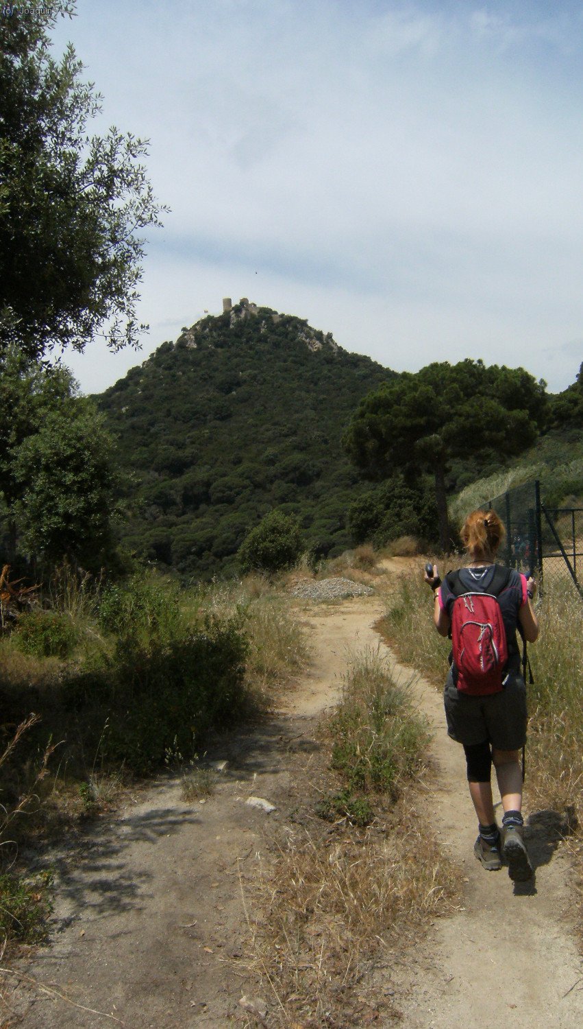 Camino del Collet de Burriac, al fondo el Castell de Burriac