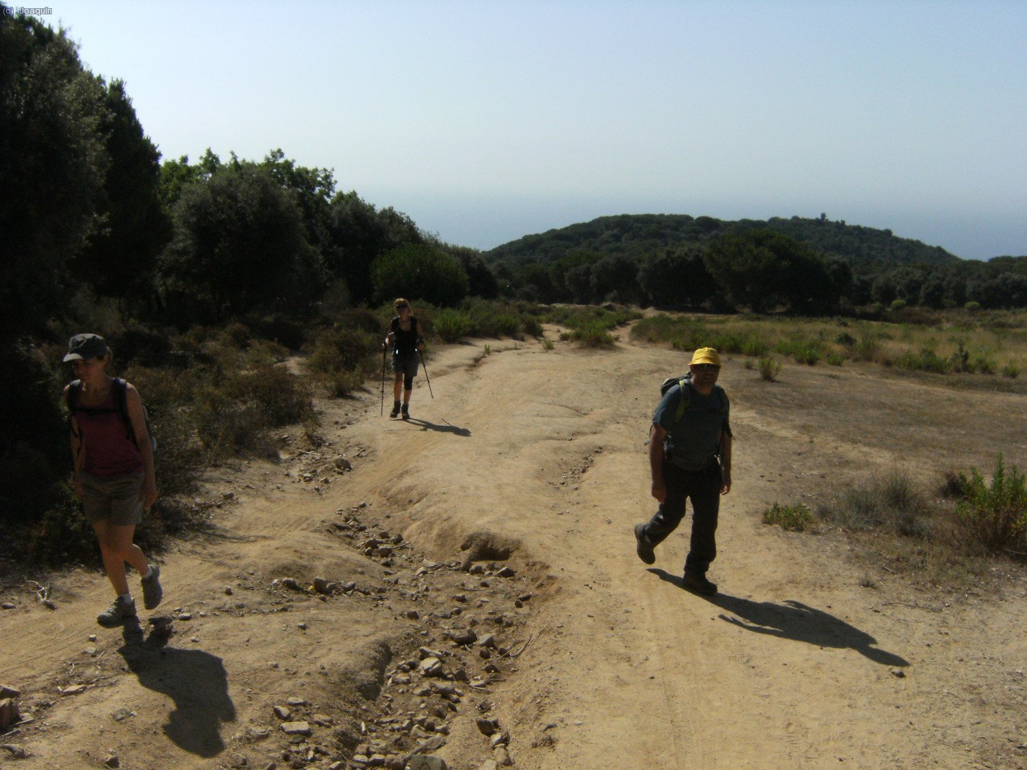 Raquel, Kike y Anna, detr&aacute;s la loma del Tur&oacute; d