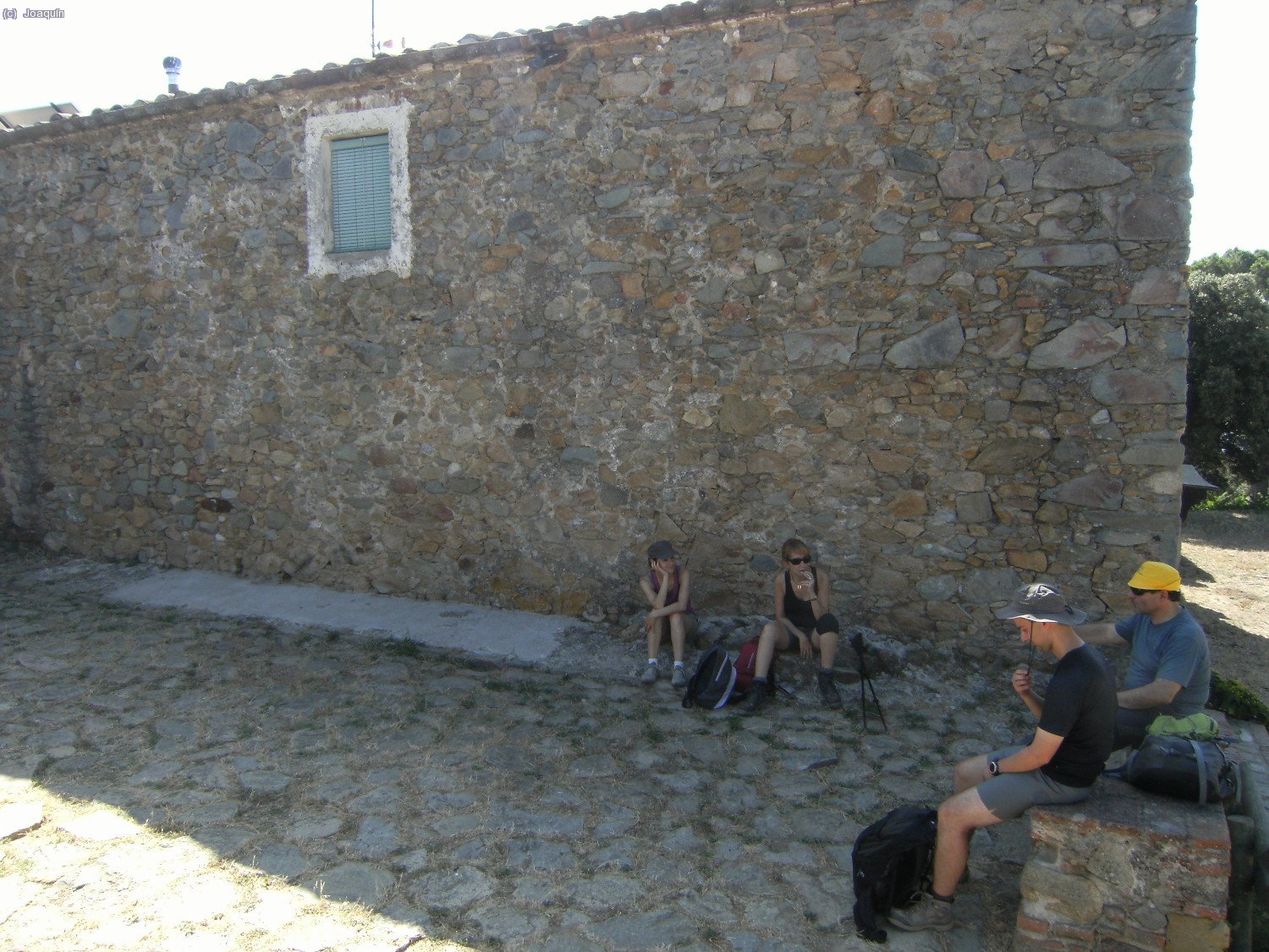 Almorzando en el portal de la Ermita de Sant Mateu