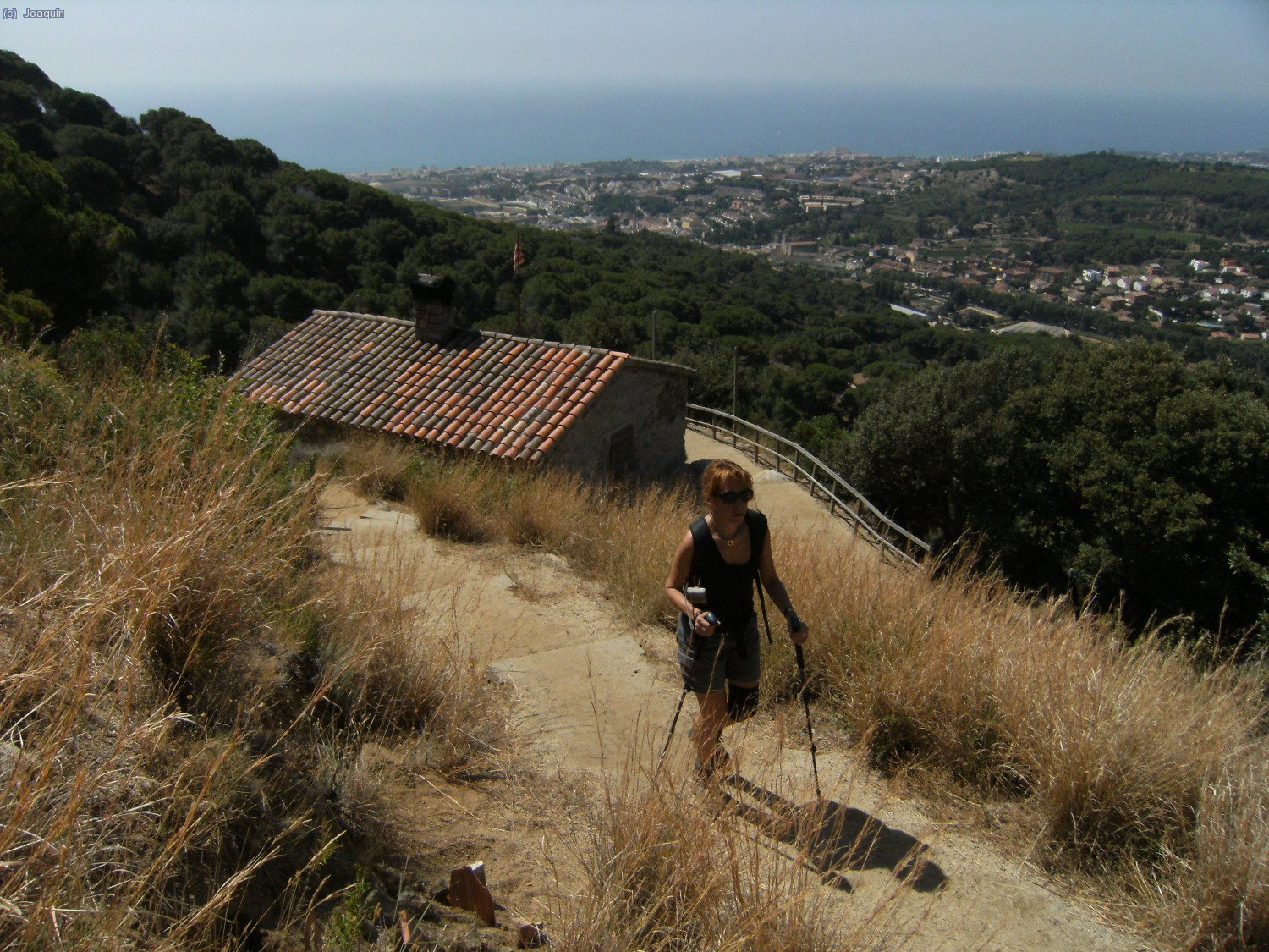 Anna saliendo del Refugi de la Ferreria del Vedat