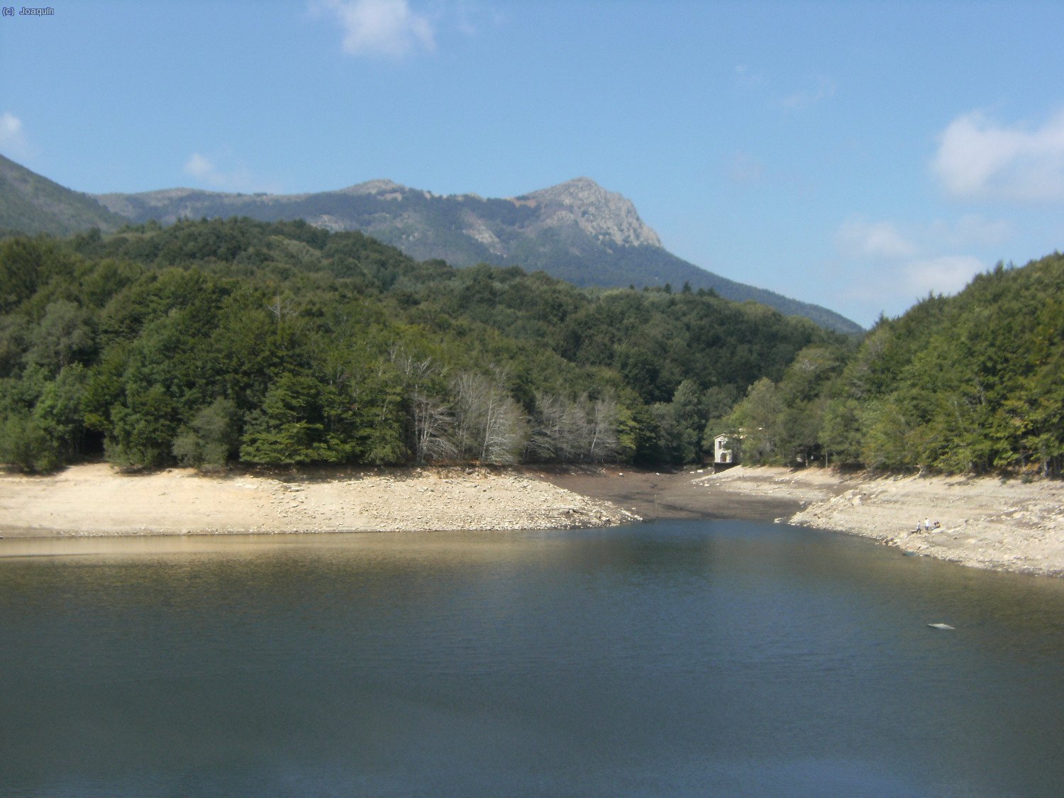 Pantano de Santa Fe, al fondo Les Agudes