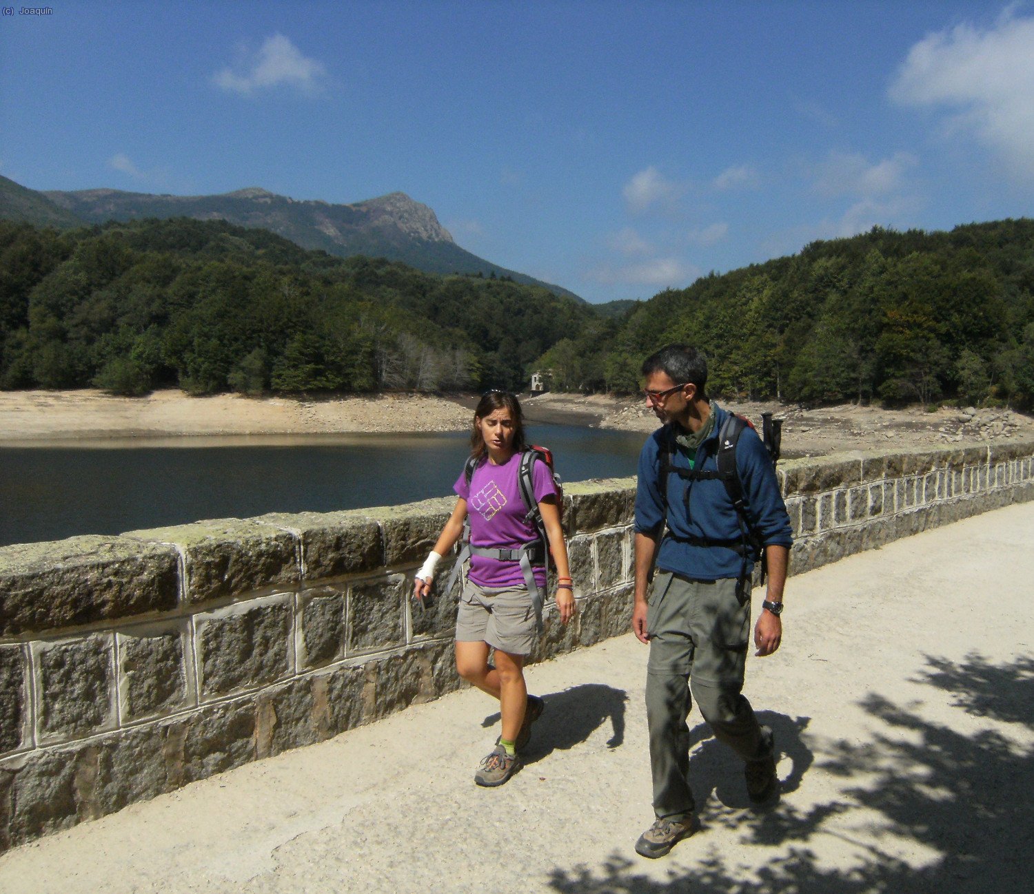 Nuri y David cruzando al presa