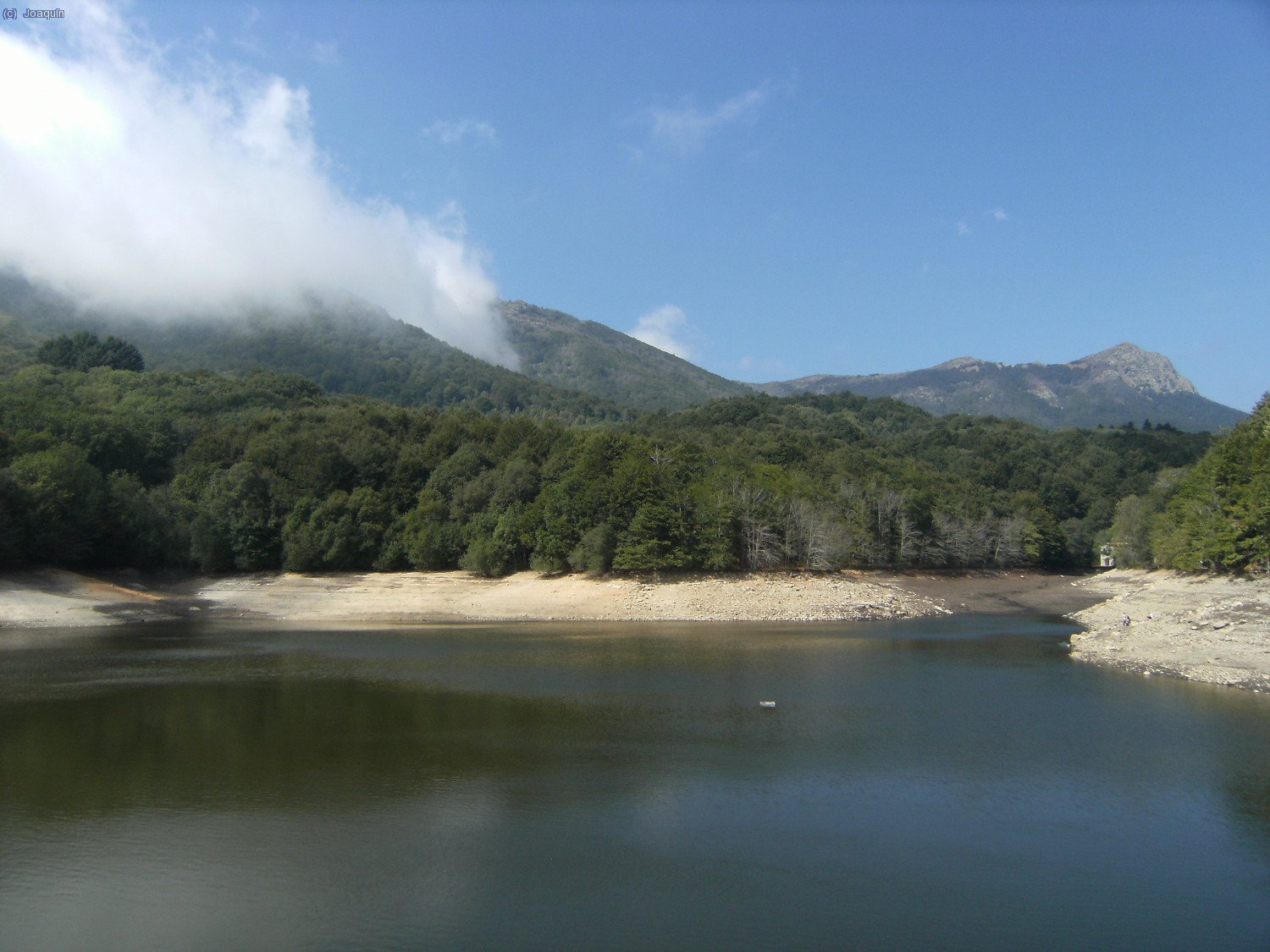Pantano de Santa Fe, a la derecha Les Agudes