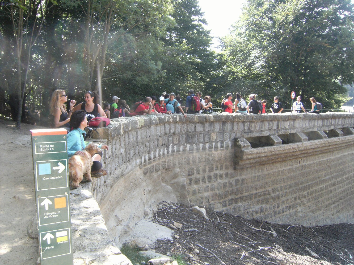 Asomados a la presa del Pantano de Santa Fe