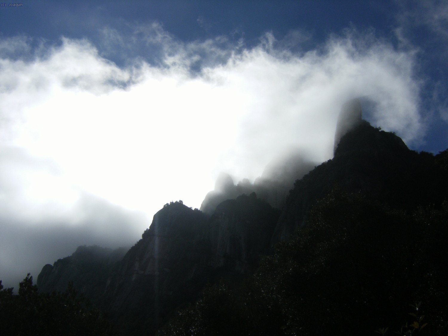 Els Frares Encantats entre las nubes