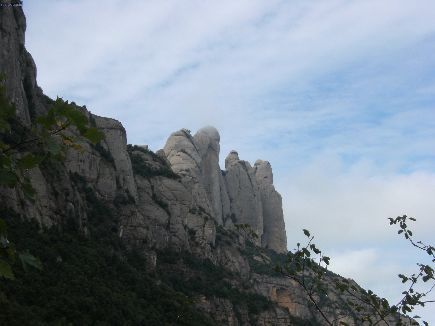 Atr&aacute;s quedan Les Agulles