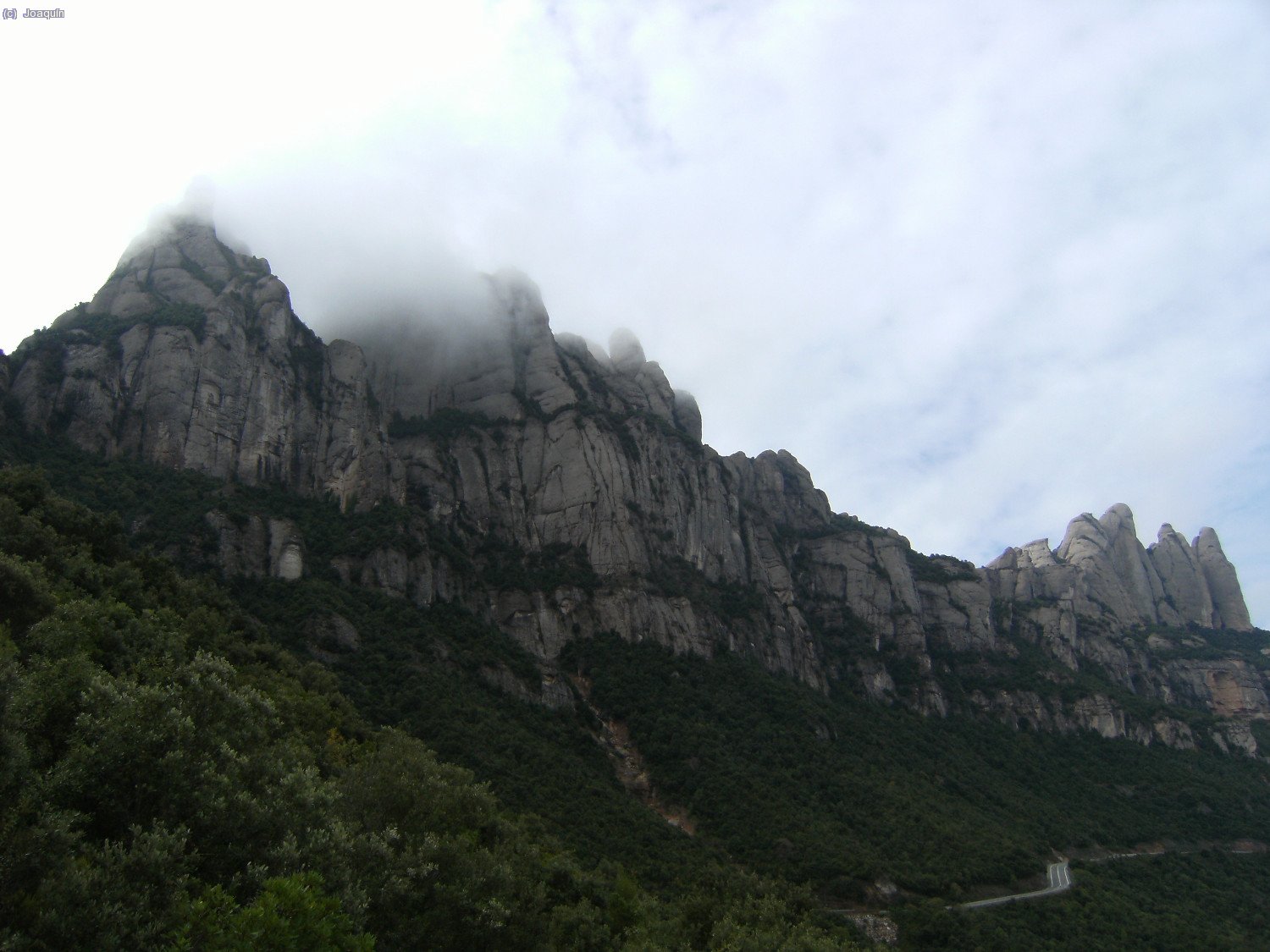 Atr&aacute;s quedan Les Agulles y Els Frares Encantats