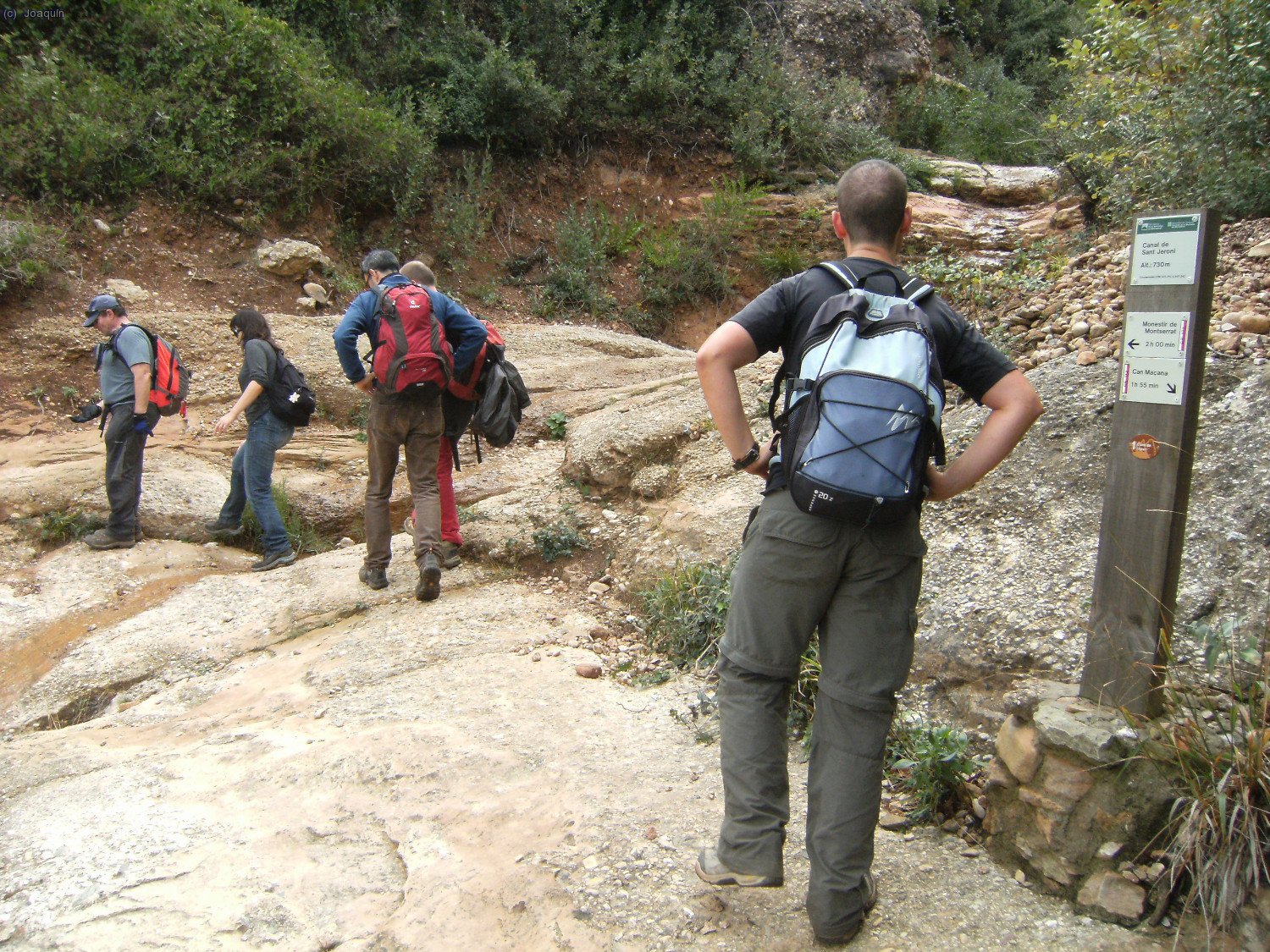 Cruzando un torrente seco del Canal de Sant Jeroni