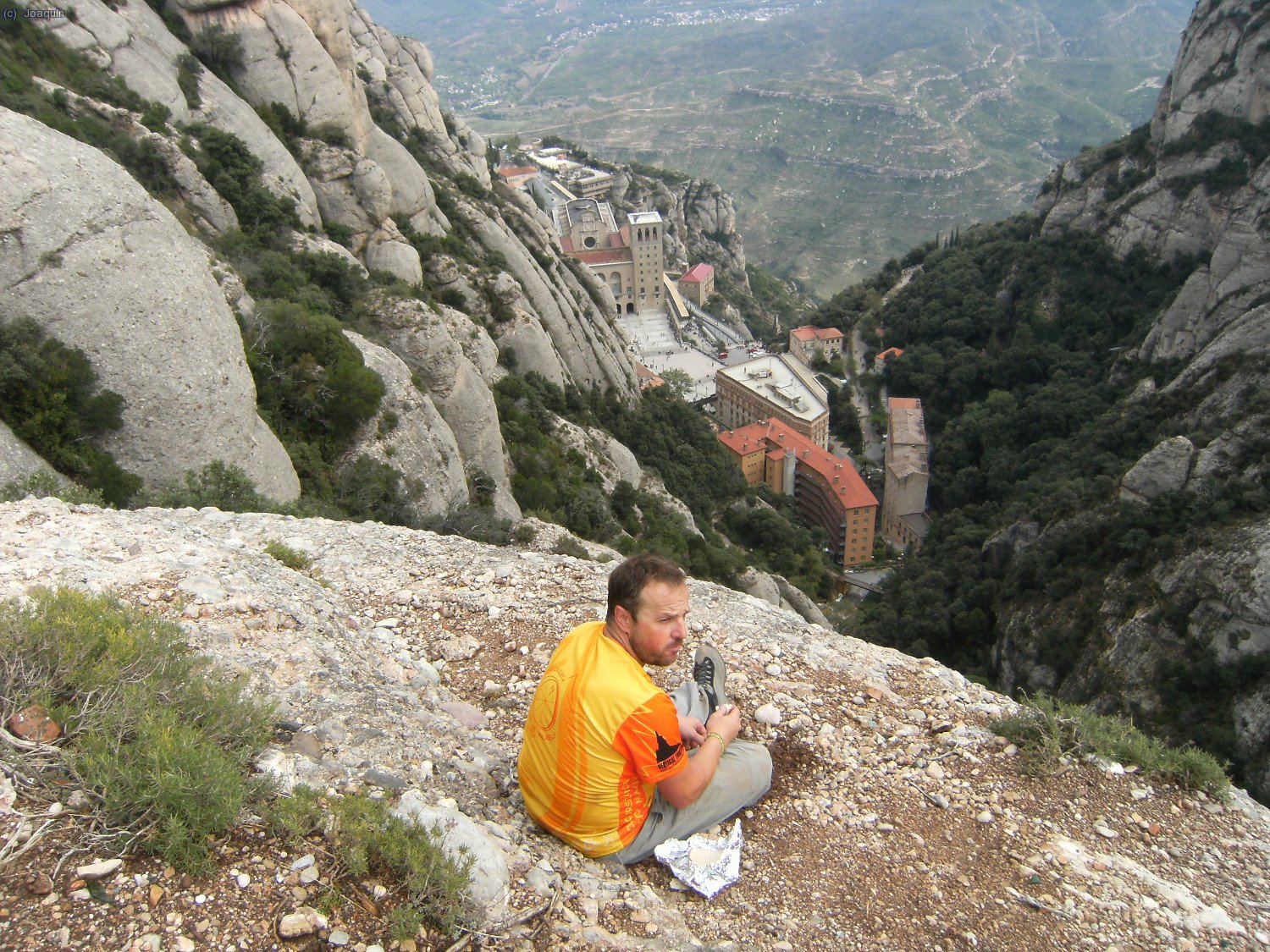 Comiendo en el Mirador dels Ermitans, abajo el Monasterio de Montserrat