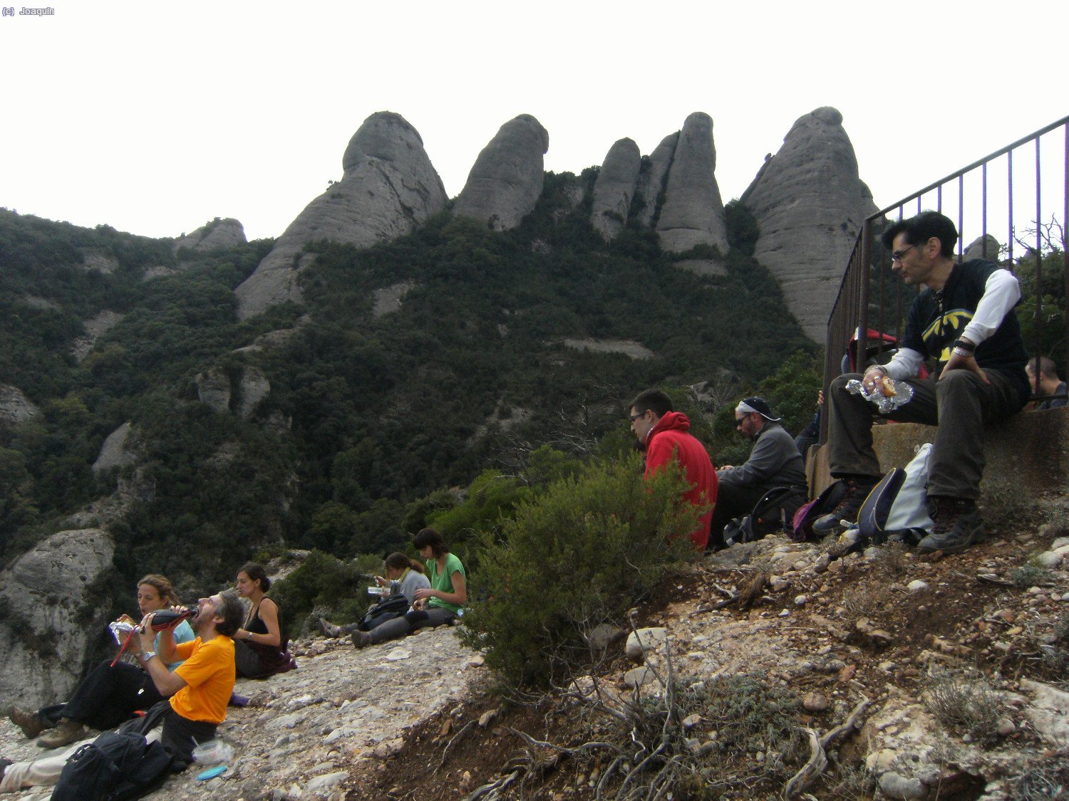 Comiendo en el Mirador dels Ermitans, detr&aacute;s La Magdalena